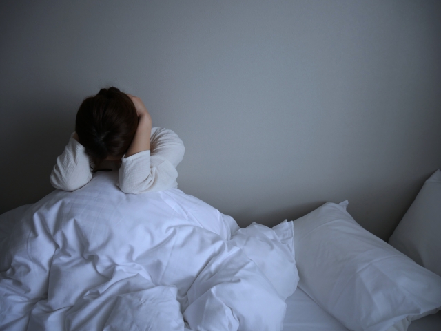 許多人年輕時輕鬆秒睡，中年後卻有失眠困擾，專家指出是由於褪黑激素分泌減少造成。（示意圖，photoAC）