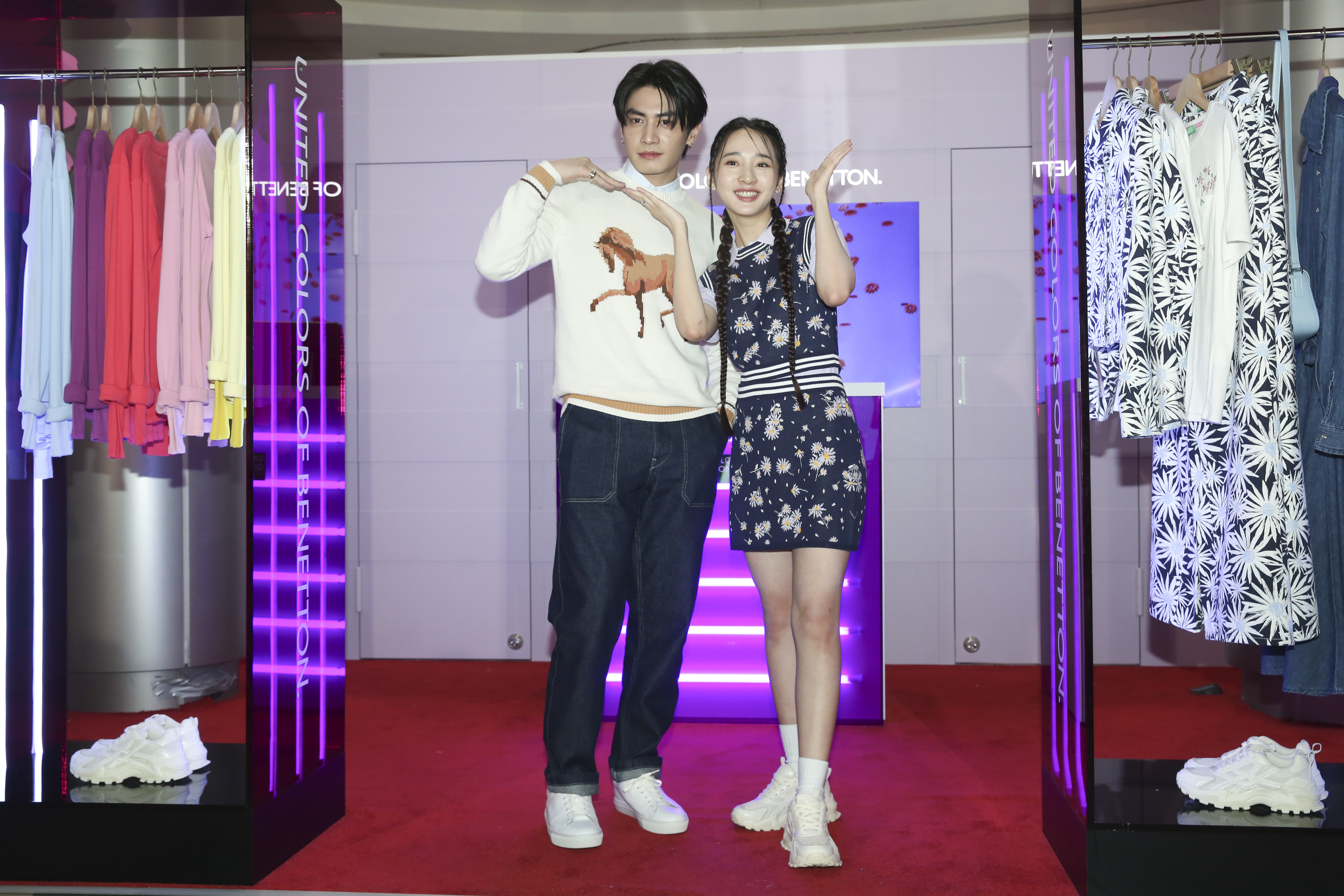 （左起）宋柏緯與李沐擔任「班尼頓奇幻花園」開幕嘉賓。