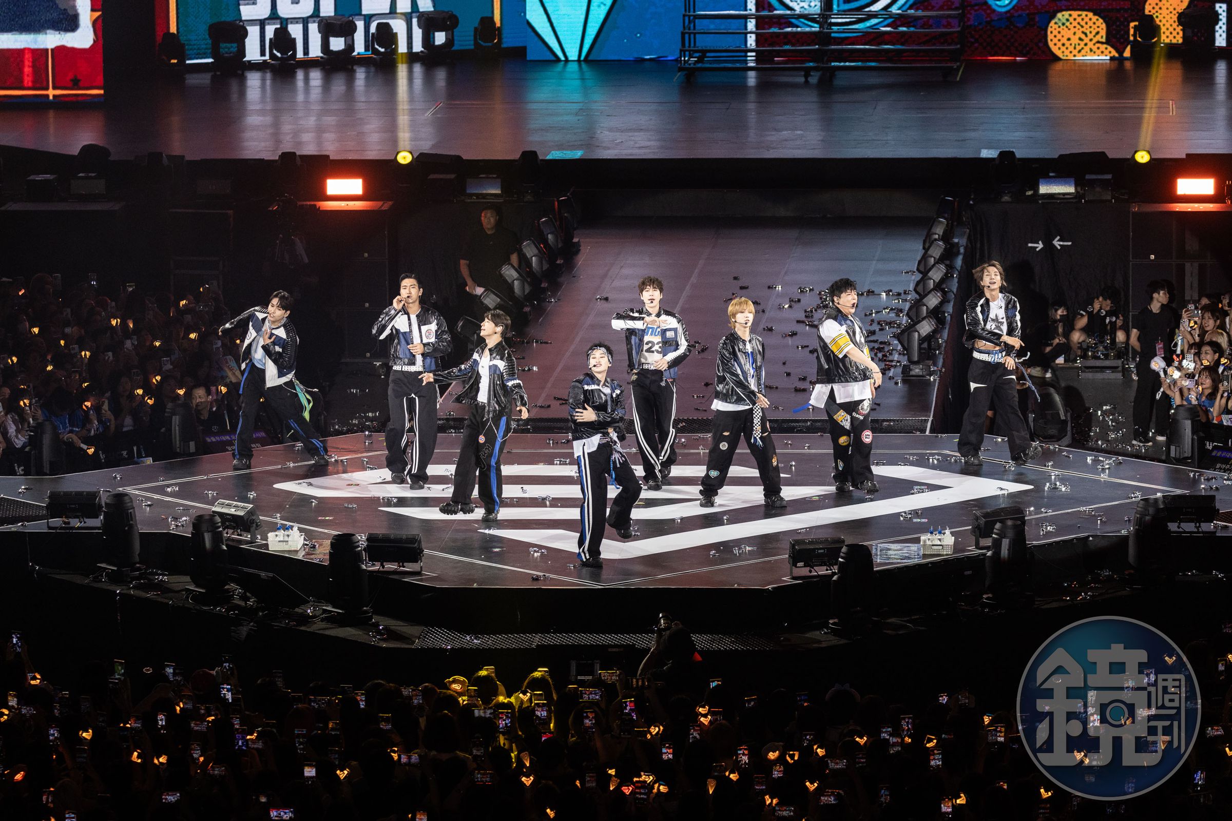 Super Junior賣力唱跳,歌迷也用盡全力應援。(讀者提供)