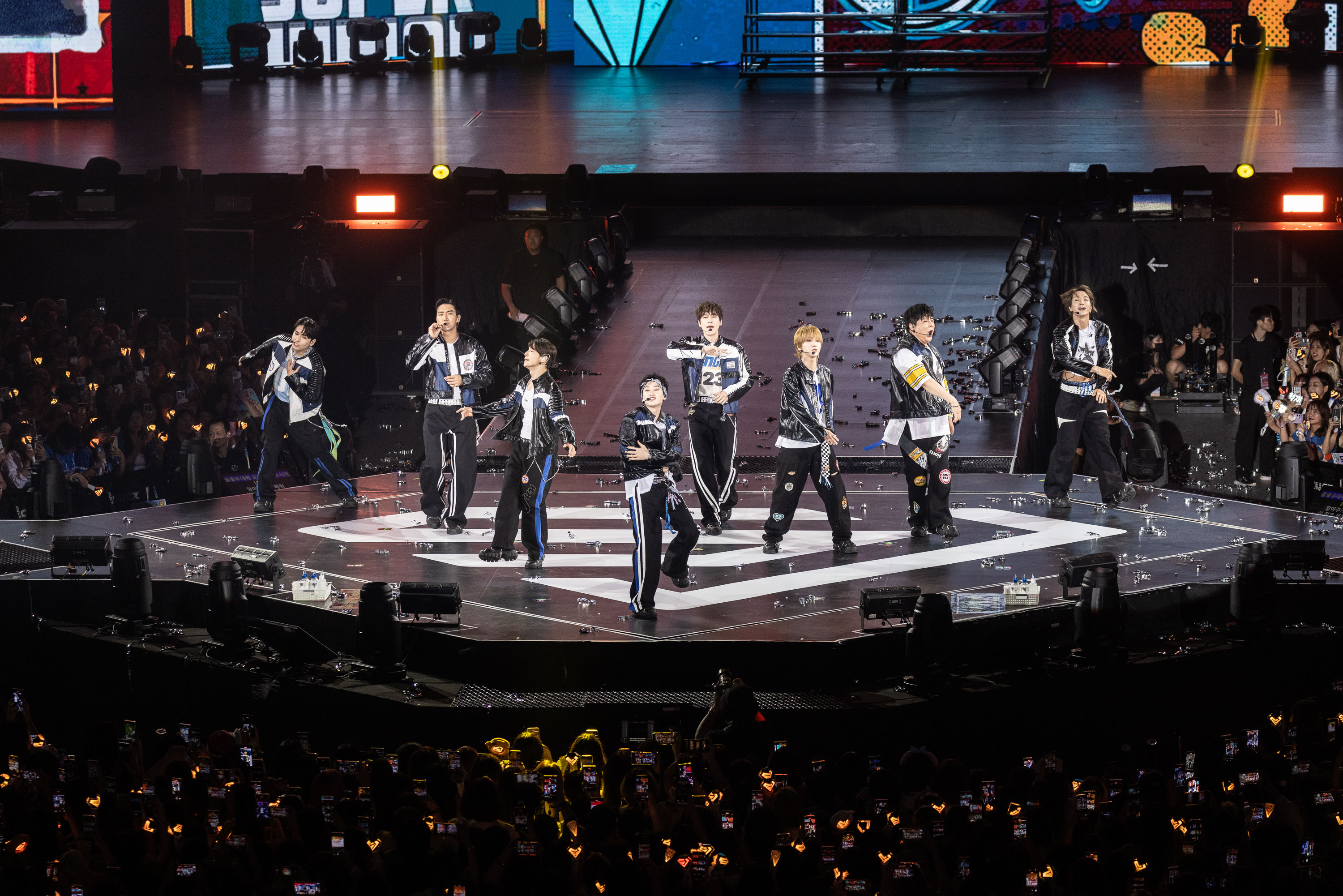 Super Junior賣力唱跳，歌迷也用盡全力應援。（讀者提供）