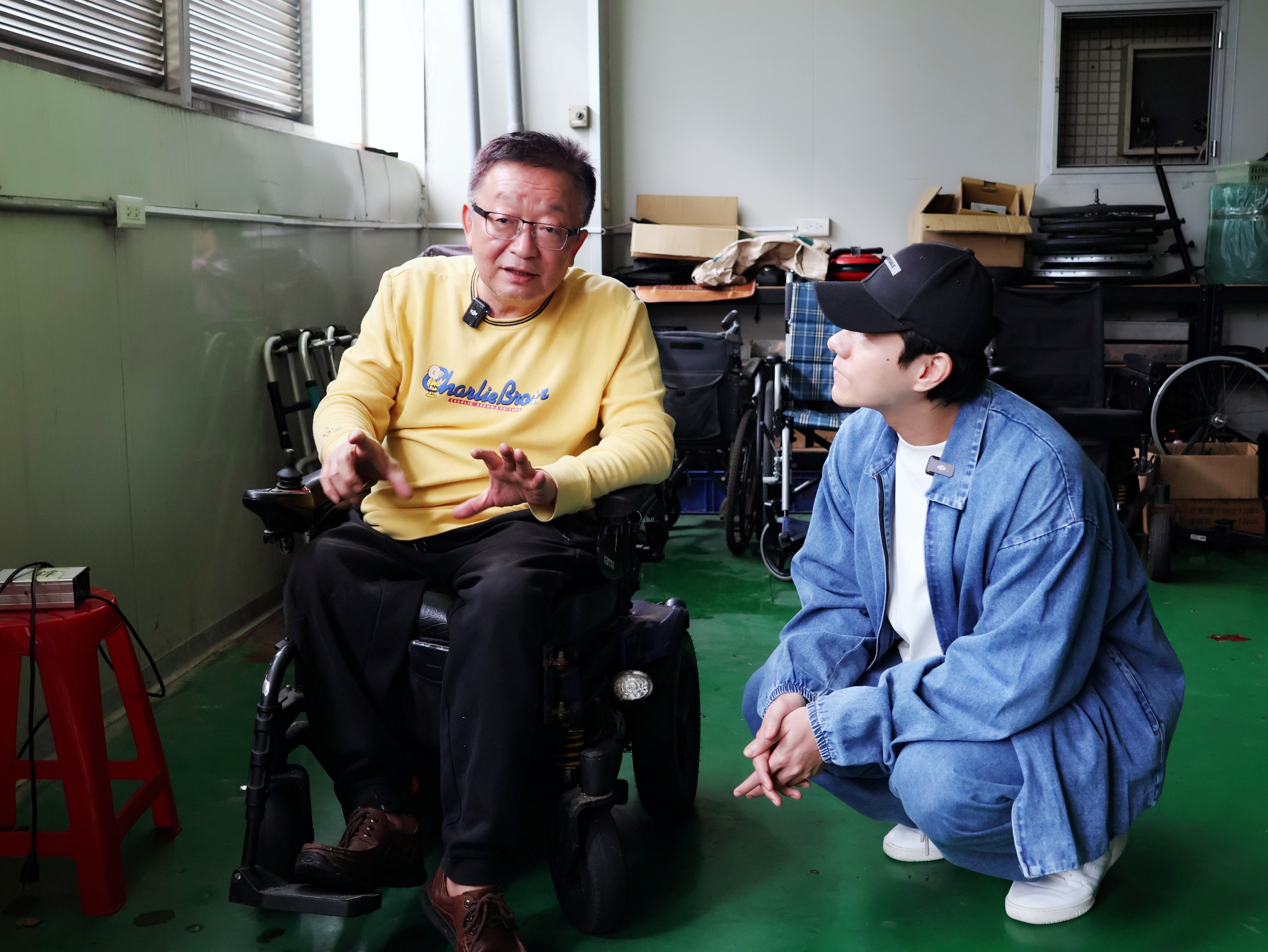 新巨輪協會創辦人陳安宗（左）向李程彬（右）說明協會創立起源。（東旭九翔娛樂提供）