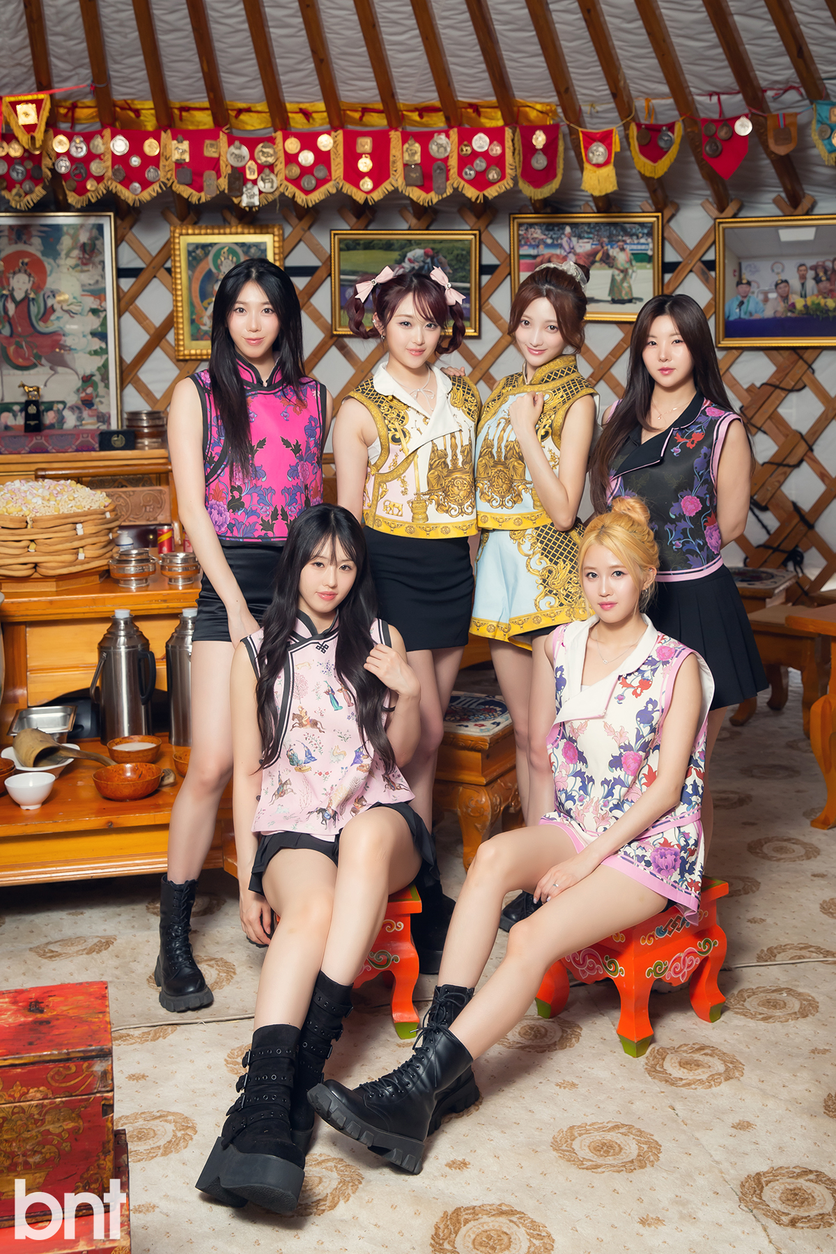 韓國女團ily:1成員們聊起台灣美食超開心,LONA和ELVA打算帶成員們一起迺夜市。(J&B Entertainment提供)