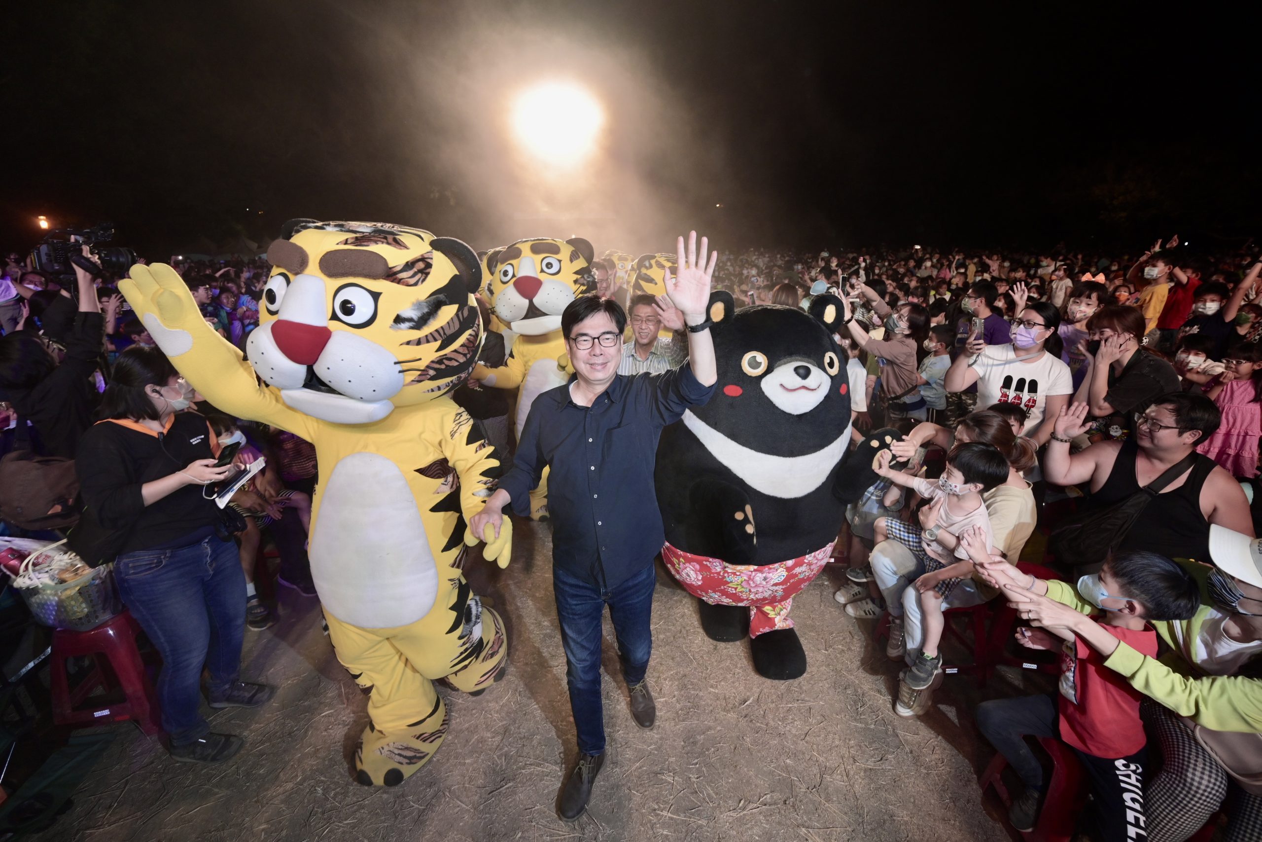 高雄市長陳其邁力挺紙風車，得知「椅子會」募款行動，二話不說加入支持。（紙風車劇團提供）