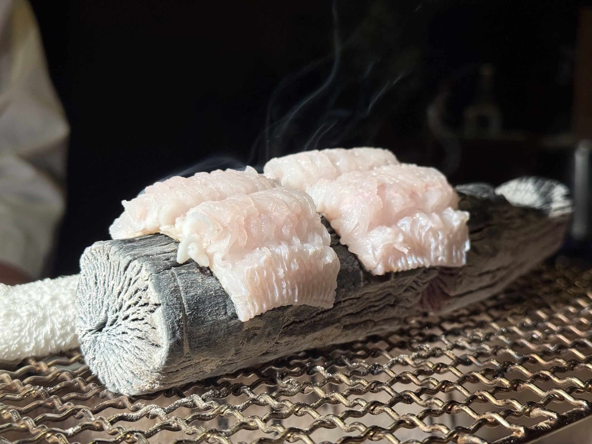 用菊炭炙烤海鰻，聲響與香氣都勾人食欲。（豊漁餐飲集團提供）