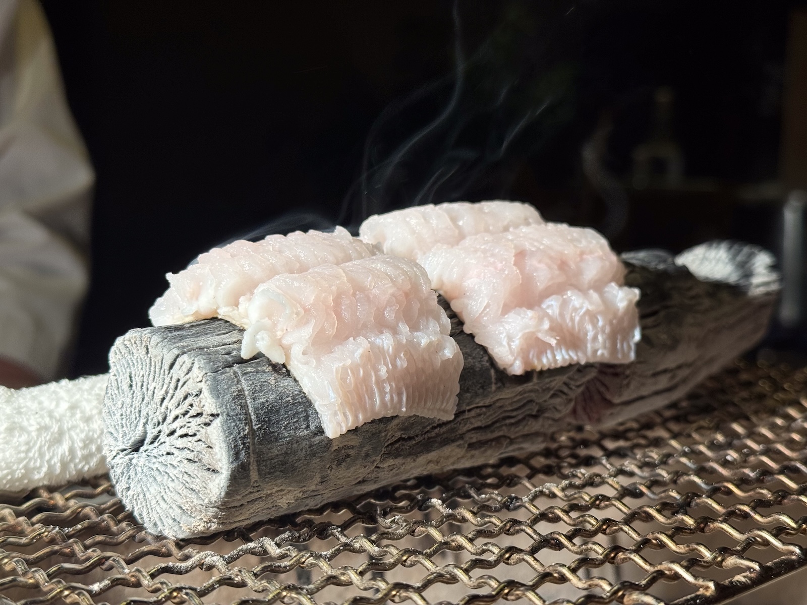 用菊炭炙烤海鰻，聲響與香氣都勾人食欲。（豊漁餐飲集團提供）
