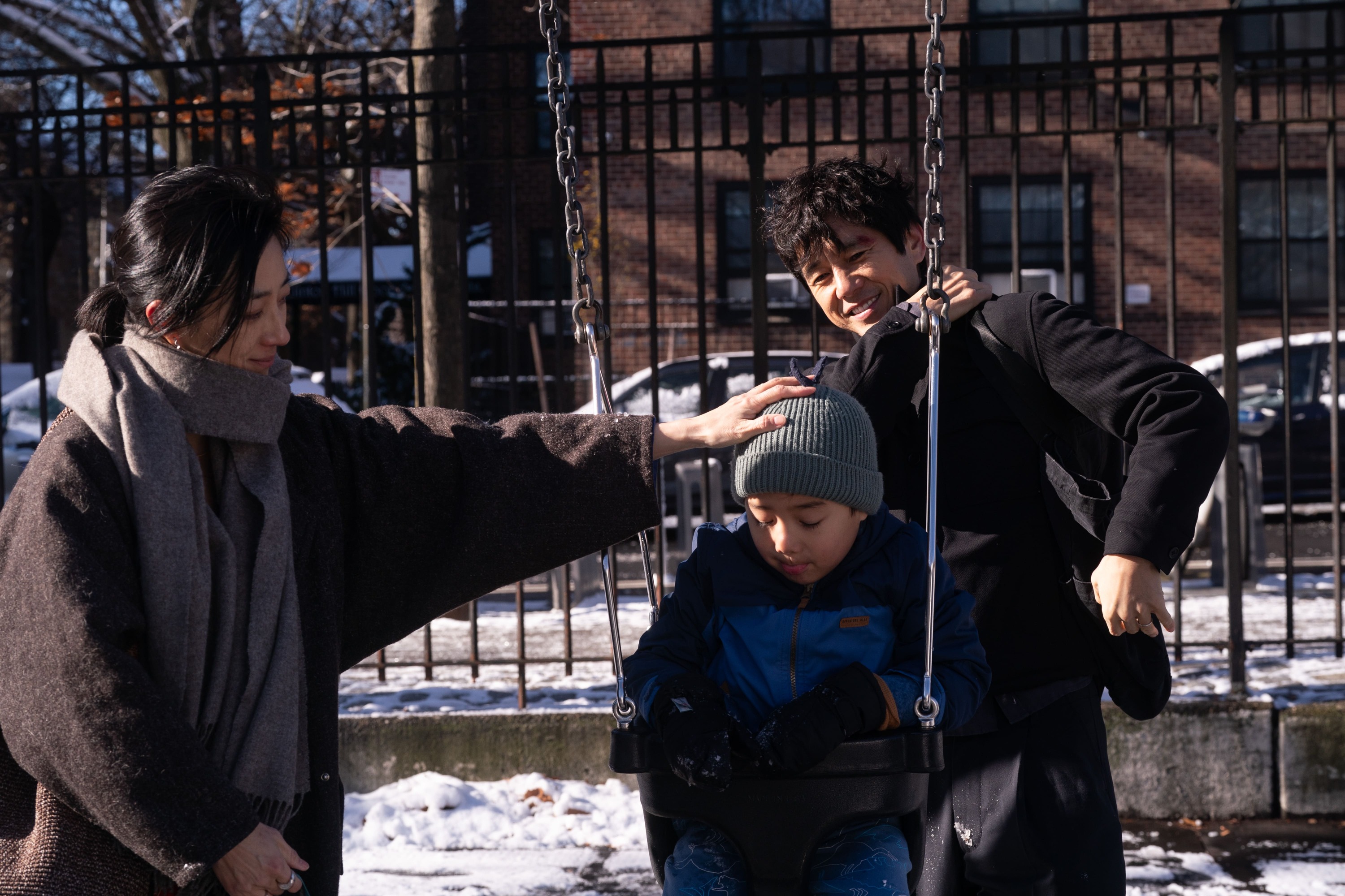 桂綸鎂（左）和西島秀俊在《最親愛的陌生人》飾演夫妻，表面上一家三口和樂融融，實則暗潮洶湧。（甲上提供）