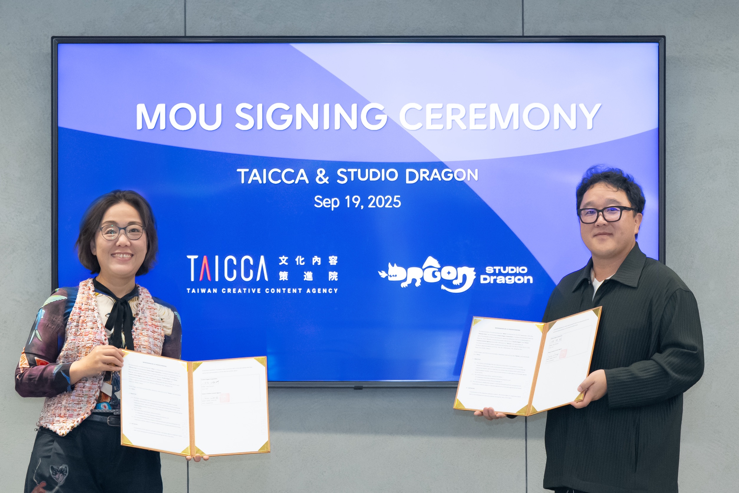 文策院董事長王時思（左）與韓國Studio Dragon執行長張景翼正式簽署合作意向書。(文策院提供)