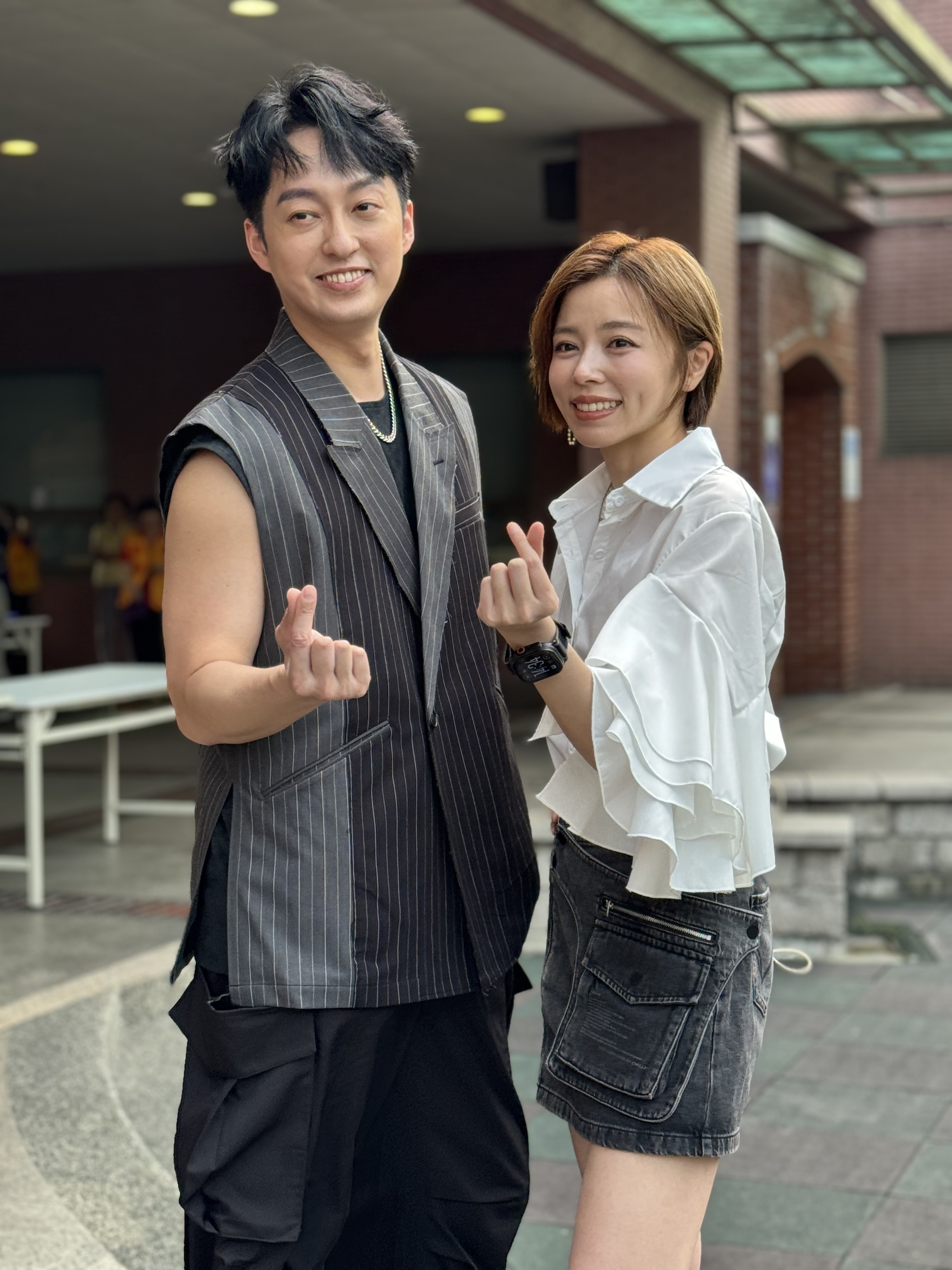 王瞳與霸氣樂團主唱于浩威合影。