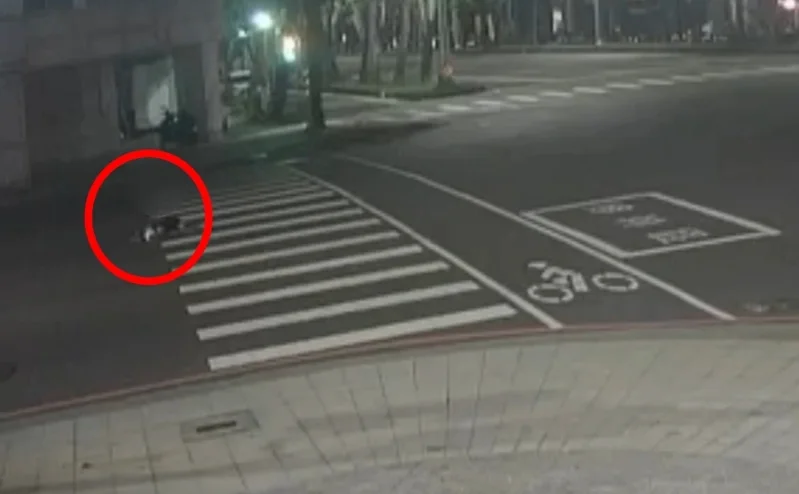 高雄一名男子因與弟弟發生口角至派出所作筆錄，後步出警局竟在斑馬線上「突倒地」，遭一台休旅車輾過喪命。（翻攝畫面）