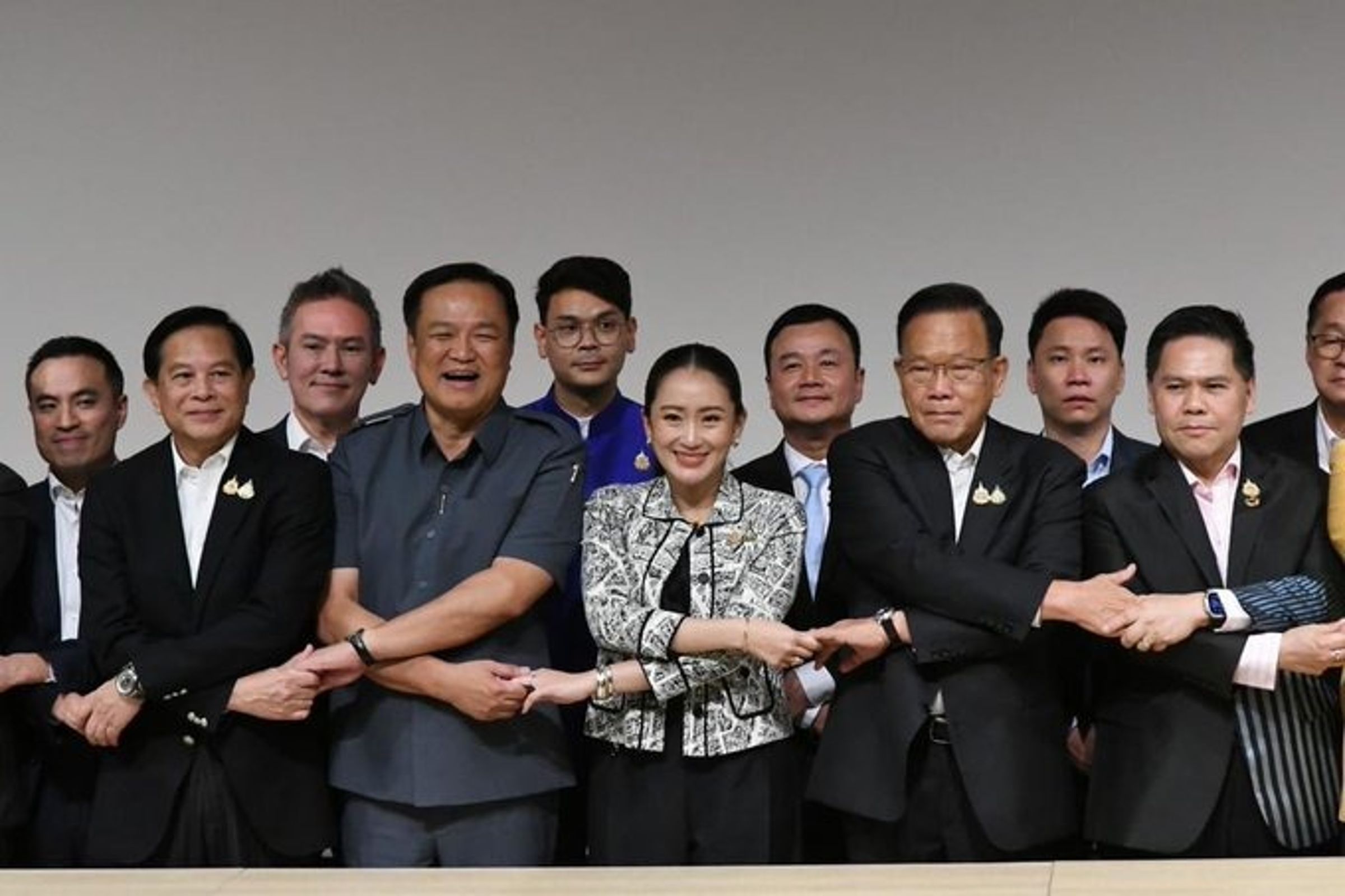 泰國新總理出爐，又是同一家族！「政二代」前總理塔克辛小女兒貝東塔(中)當選。（翻自X平台）