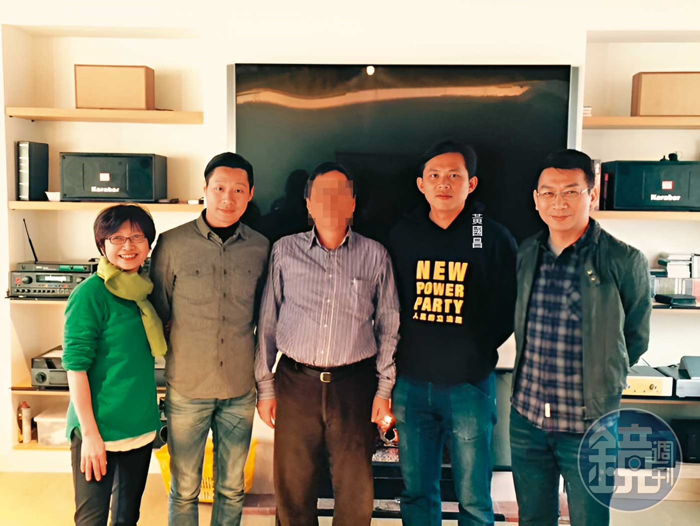 鄭先生（中）是時代力量創黨贊助人之一，曾與時代力量創黨初期成員合影。（讀者提供）