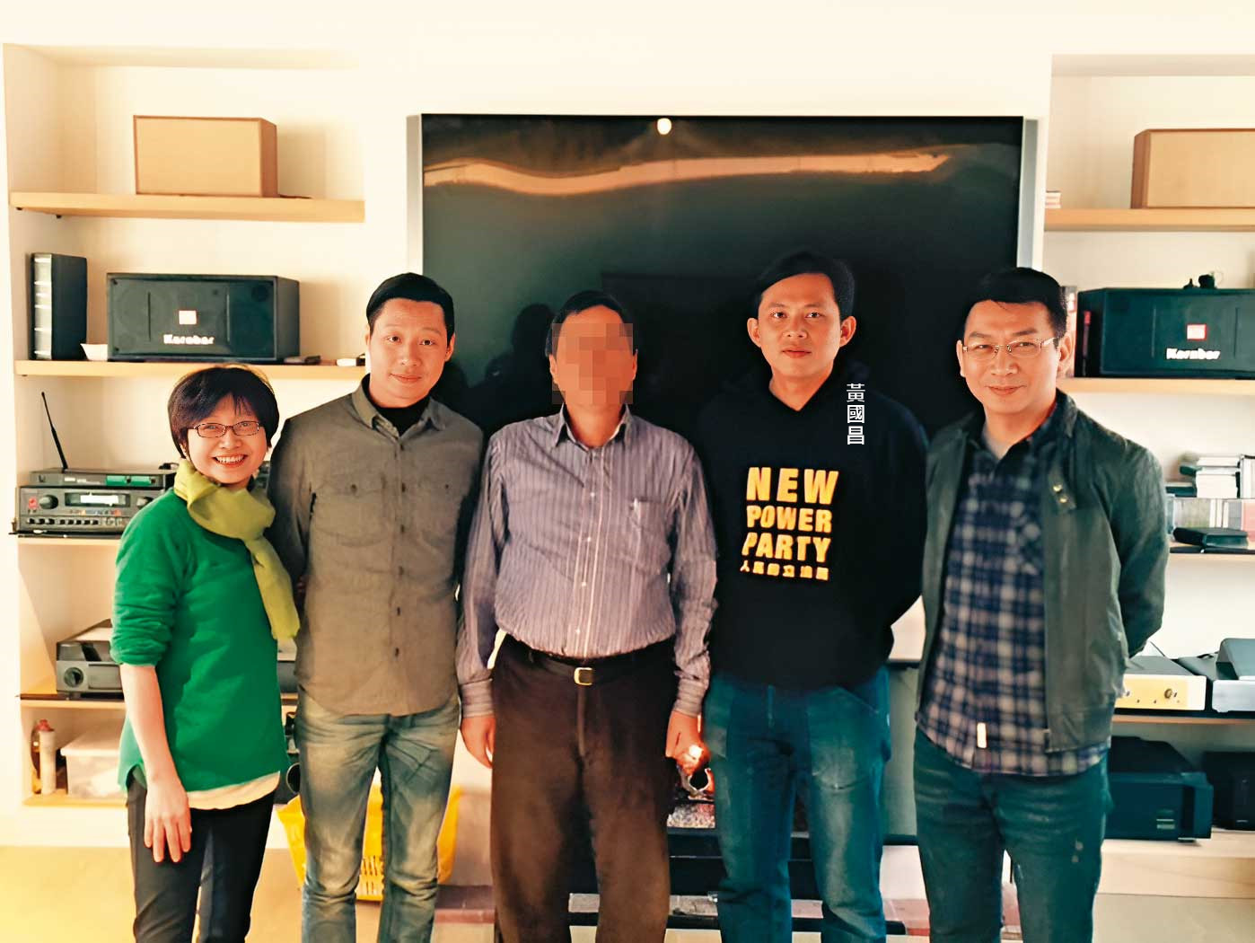 鄭先生（中）是時代力量創黨贊助人之一，曾與時代力量創黨初期成員合影。（讀者提供）