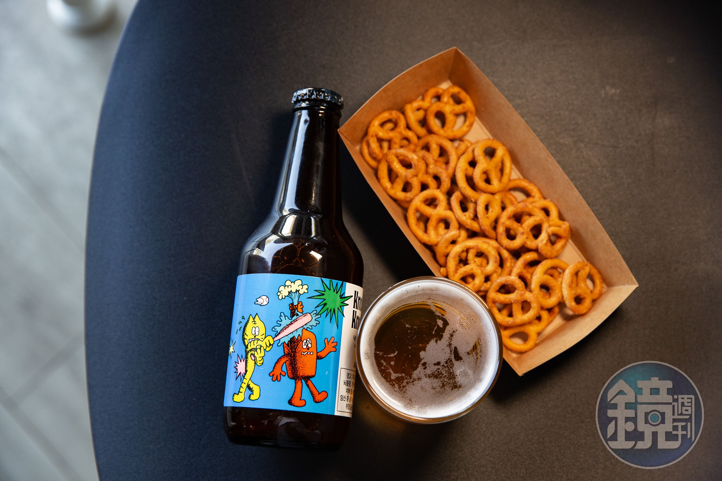 參觀酒廠後，可在一旁的品飲空間試飲一杯生啤，搭配德式蝴蝶餅，十分過癮。