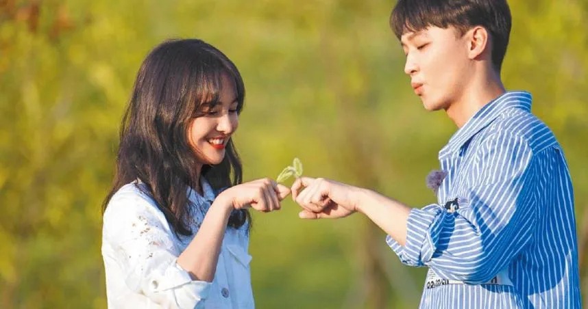 女星鄭爽2021年與男友張恒到美國結婚、代孕生子，卻爆出感情生變棄養小孩。（翻攝自新浪微博）