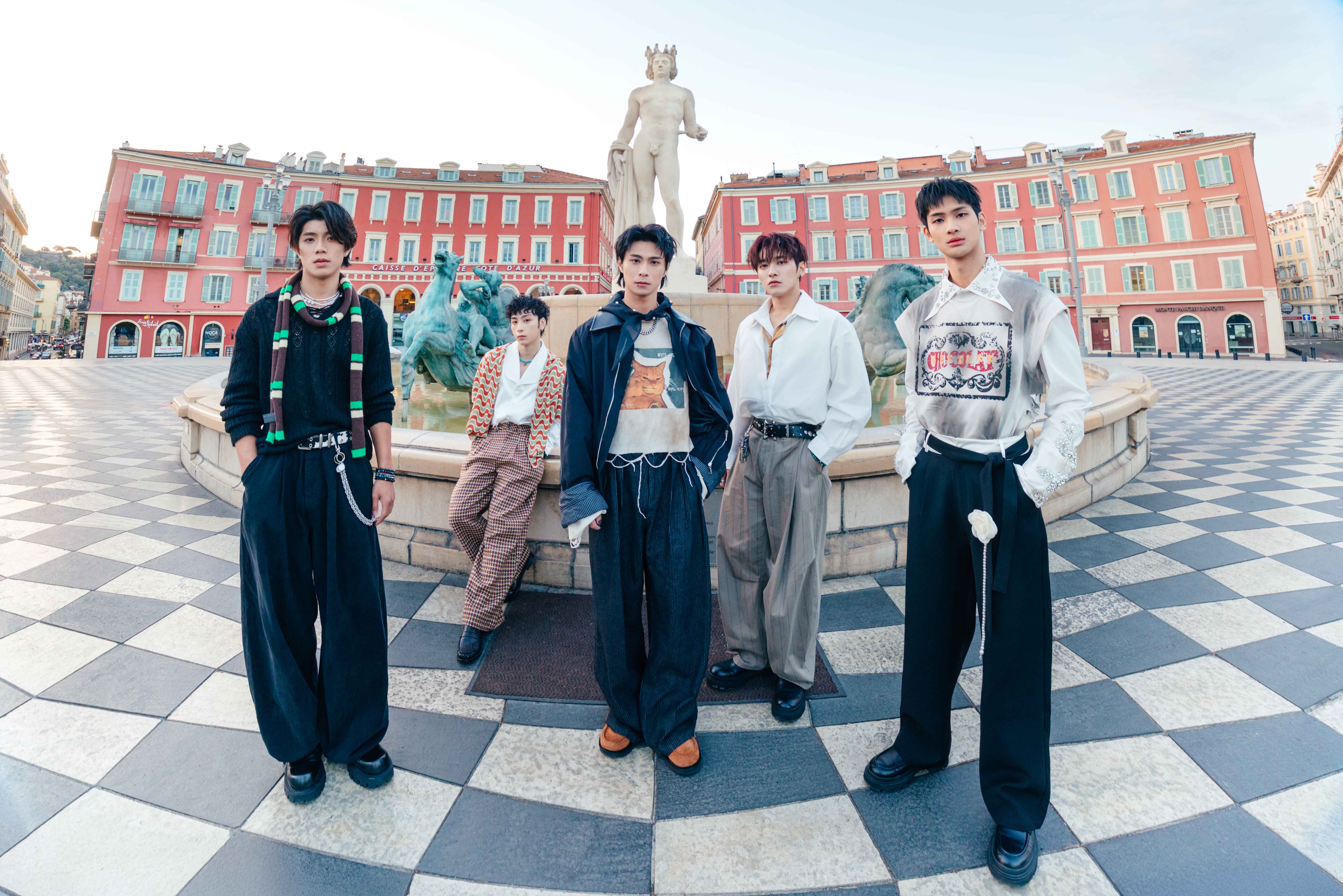 FEniX首波主打歌〈我就是無法失去你〉MV，遠赴南法尼斯拍攝。（華納音樂提供）