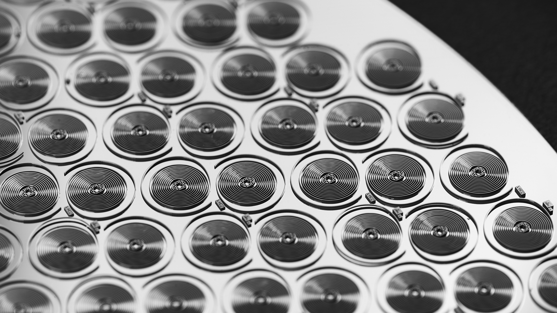 TH‑Carbonspring 碳游絲於製程中一體成形，無需額外安裝金屬環，有助提升結構一致性與量產效率。