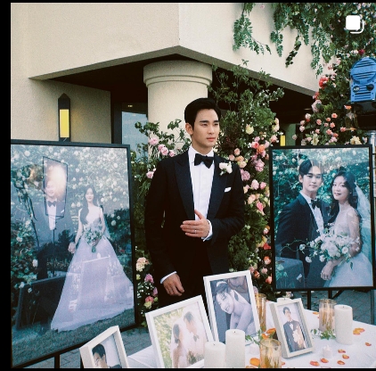 金秀賢在台北粉絲見面會講解這張照片是「我結婚了。」(翻攝金秀賢IG)