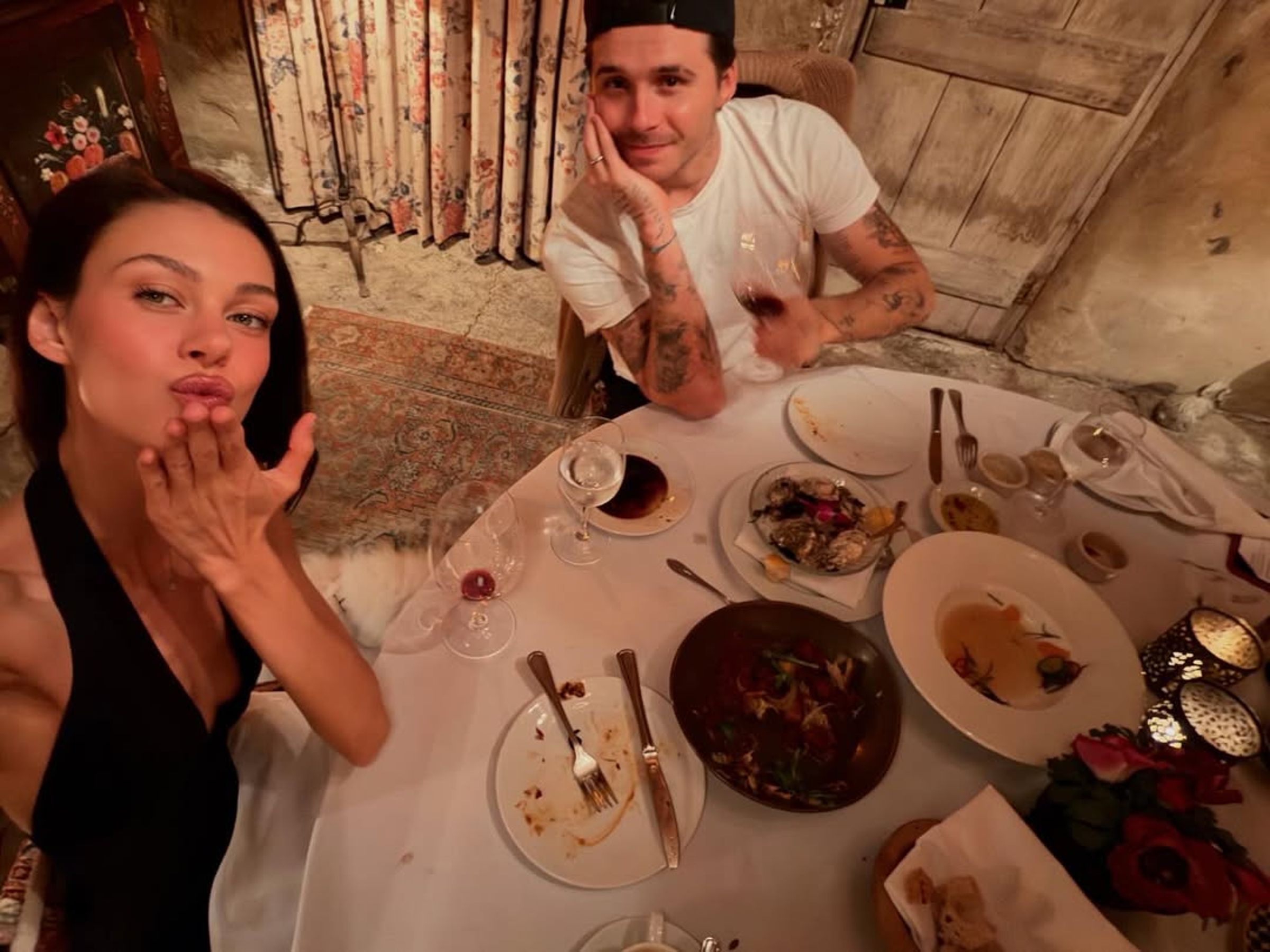 布魯克林和妻子妮寇拉在美國一起生活。(翻攝brooklynpeltzbeckham IG)