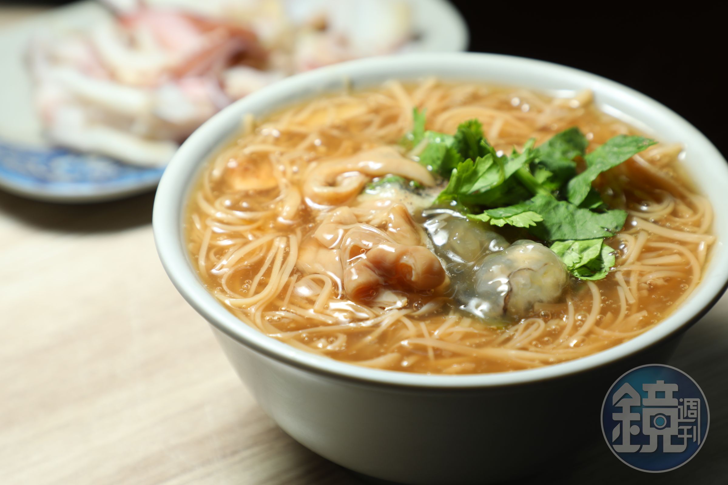 「大廟口美濃粄條蚵仔麵線」的蚵仔麵線柴魚香氣濃郁，湯頭清淡。