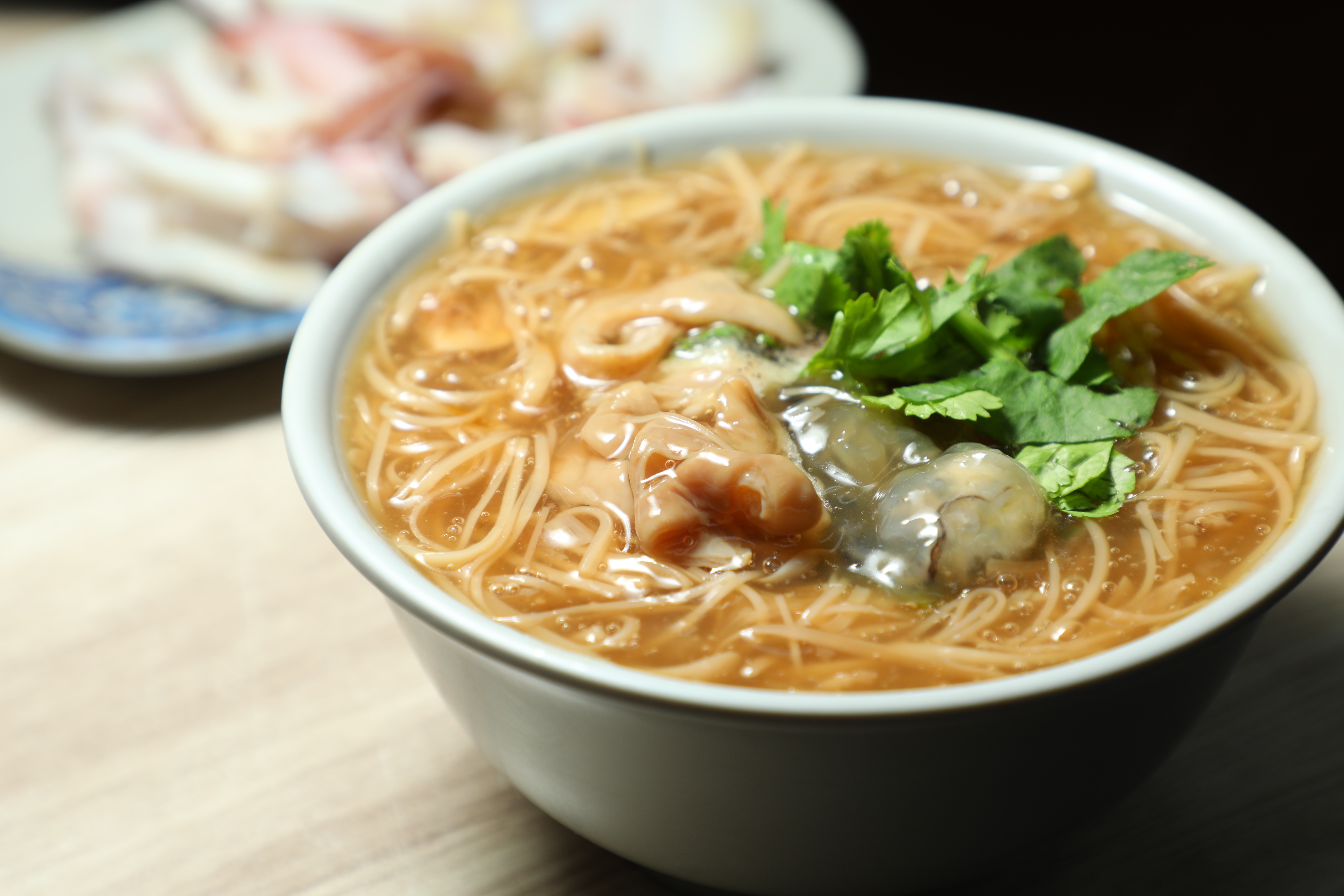 「大廟口美濃粄條蚵仔麵線」的蚵仔麵線柴魚香氣濃郁，湯頭清淡。