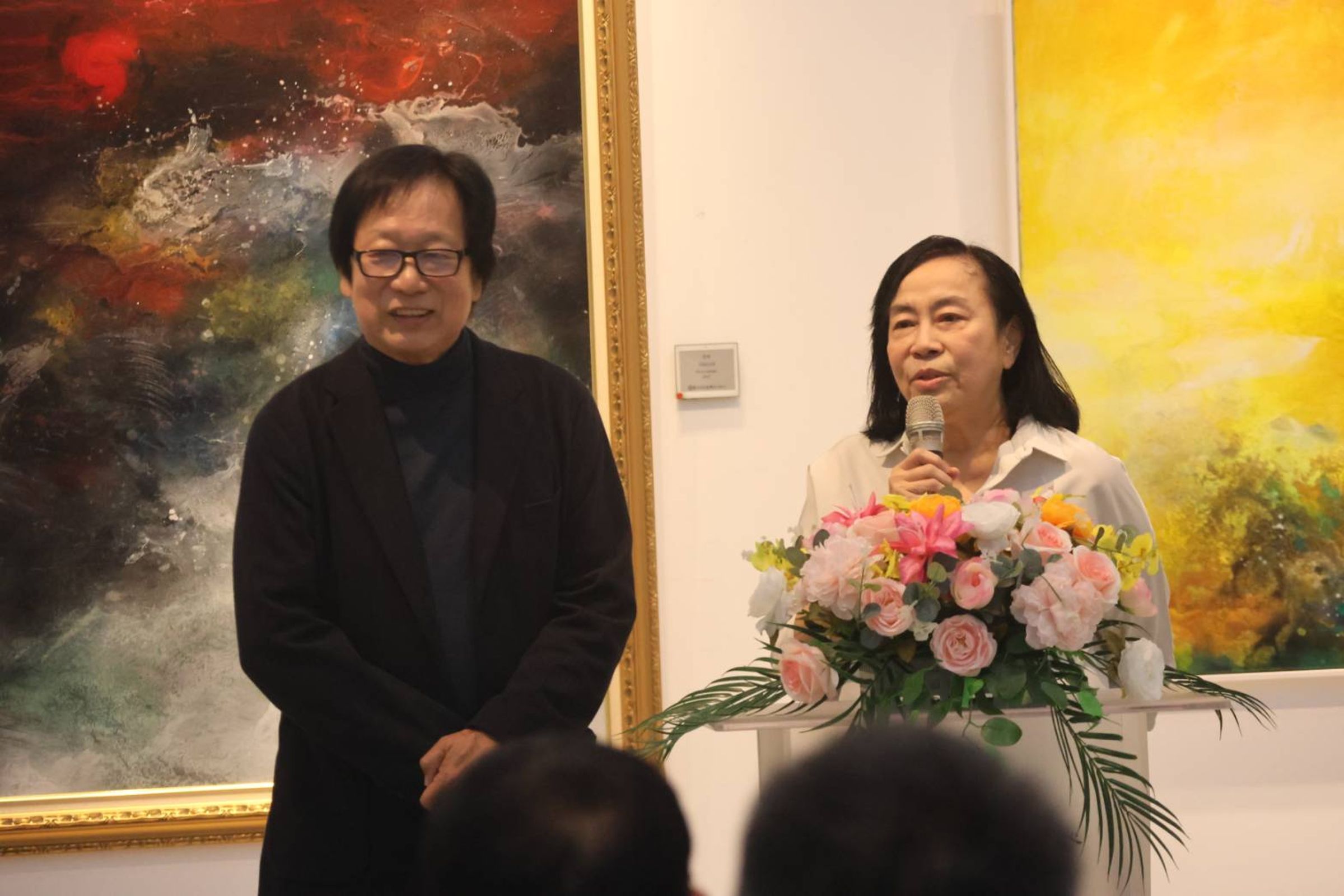 新加坡國寶級藝術家黃意會(左)與策展人賴慕芬致詞,舉辦個展追憶他與三毛的深厚情誼。(主辦單位提供)