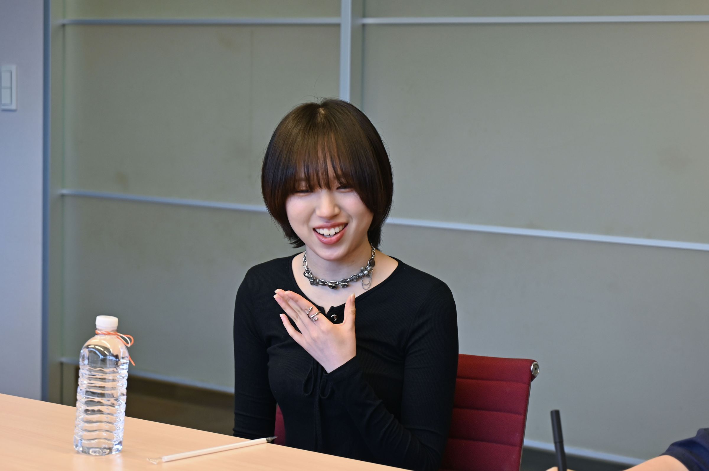 日本新生代歌手十明首次接受台灣媒體聯訪,自曝非常緊張。(環球唱片提供)