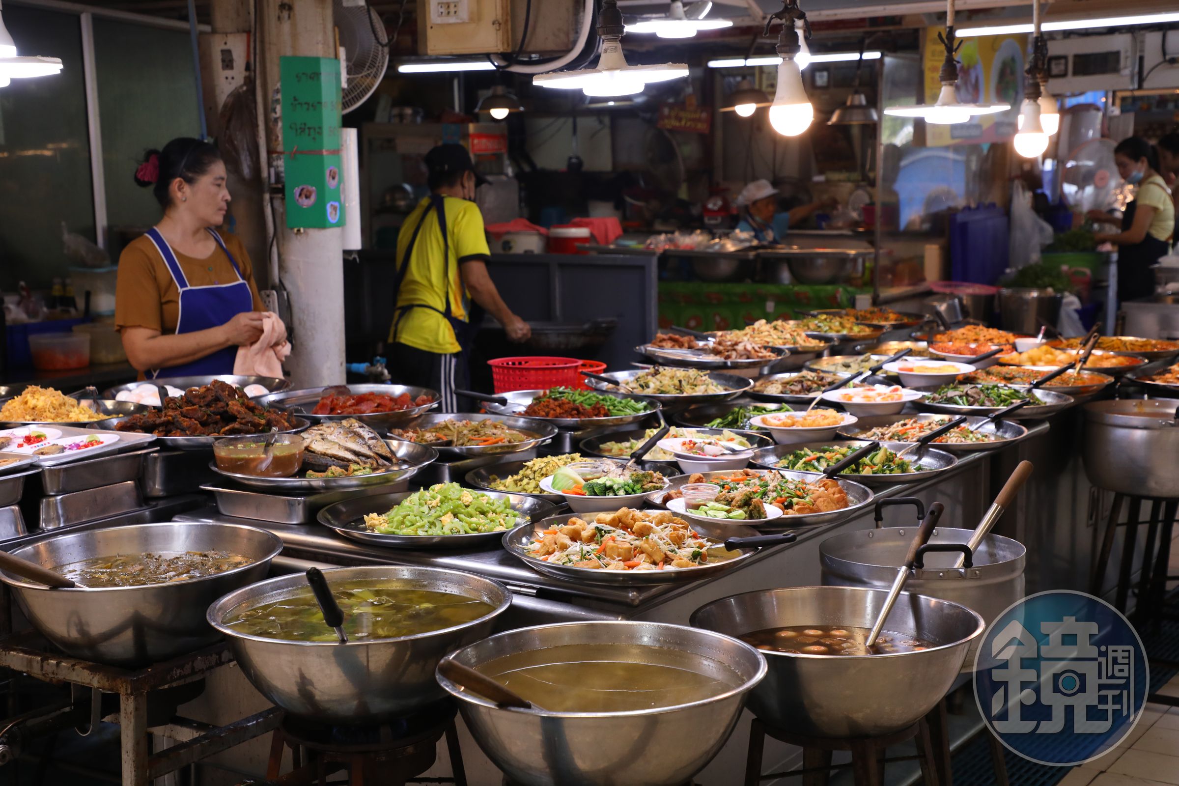市場裡的自助餐店，可以吃到道地的泰式菜餚。