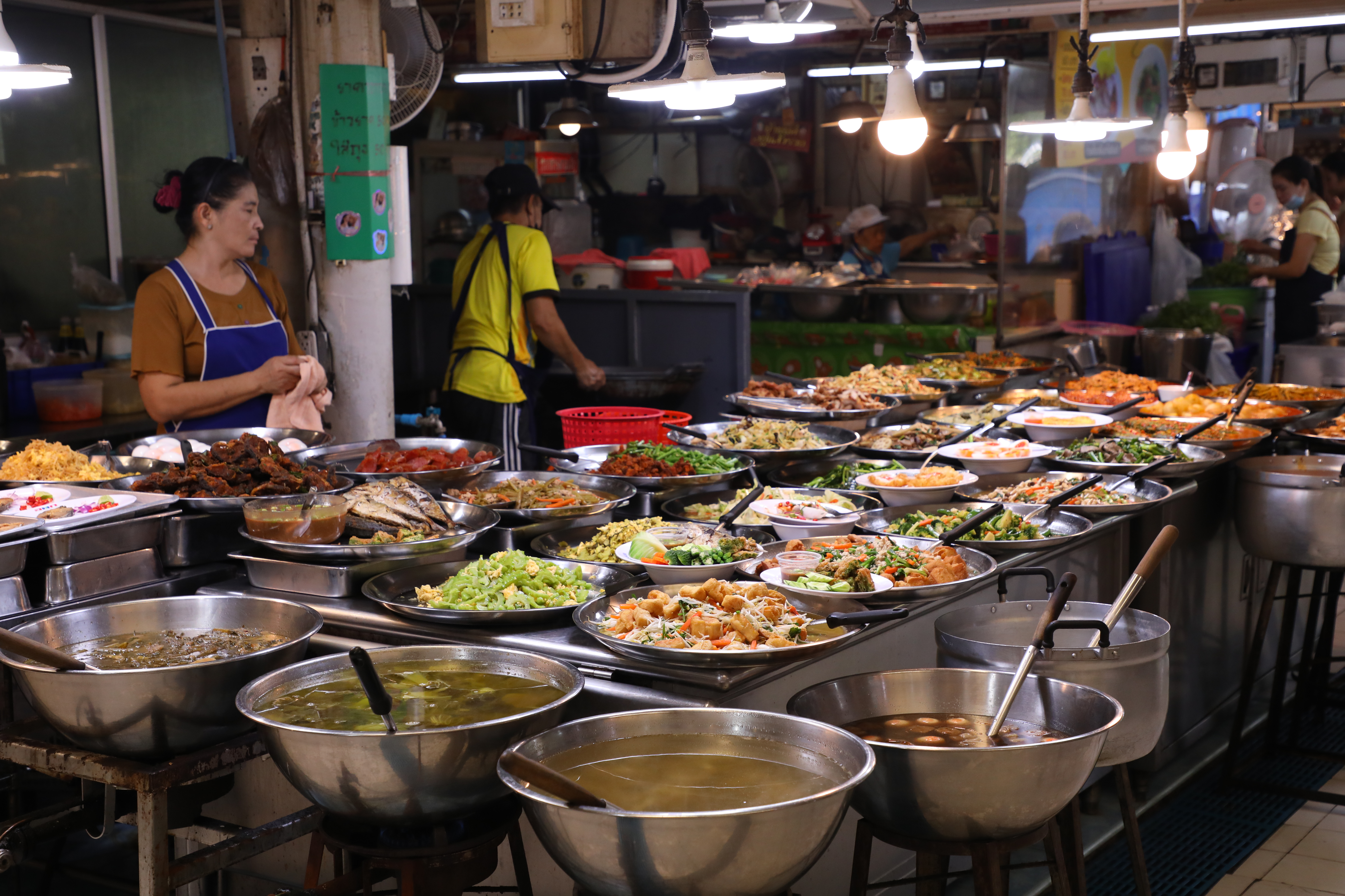市場裡的自助餐店,可以吃到道地的泰式菜餚。