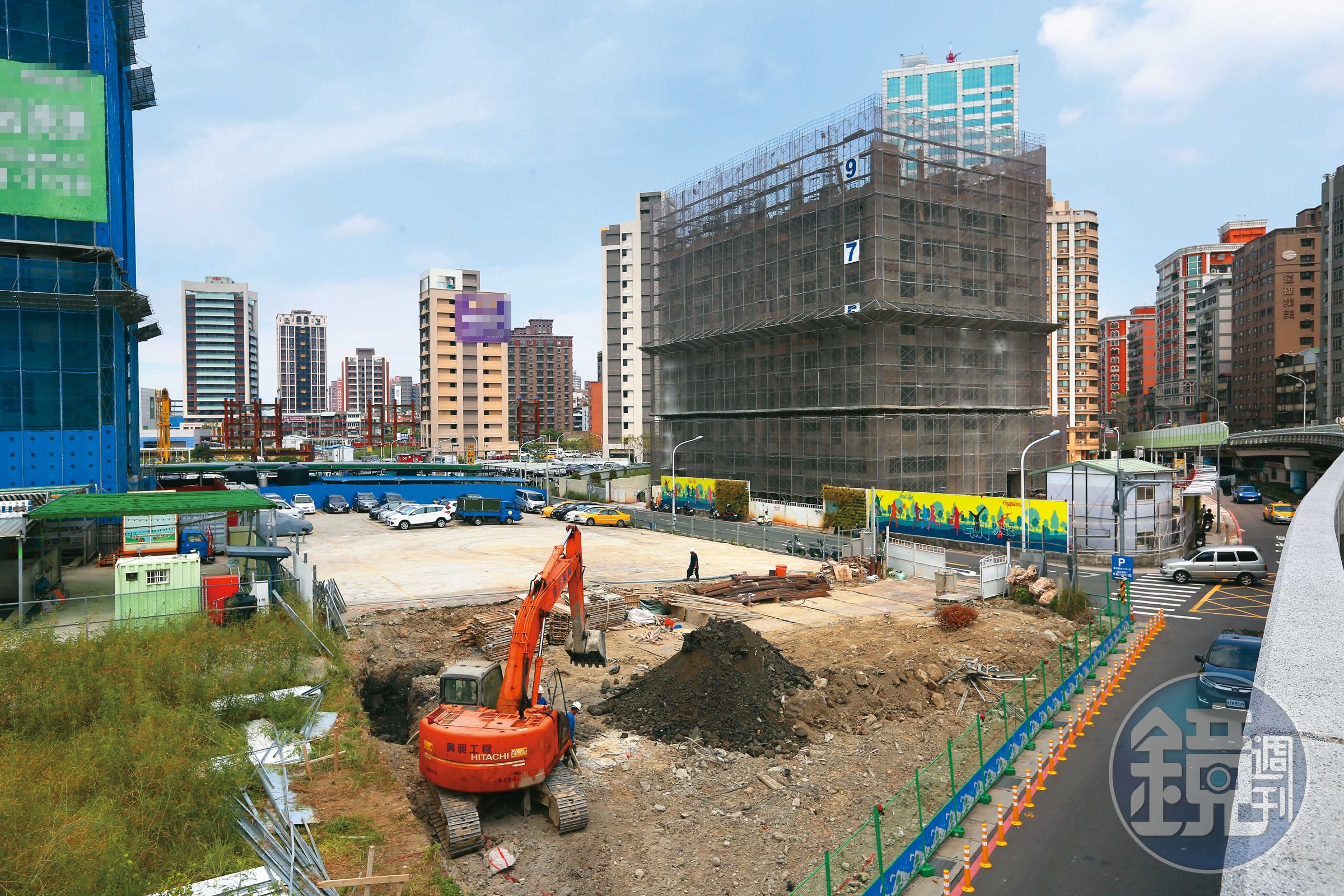 史上最大的預售屋完工「交屋海嘯」襲來，民眾購屋貸款困難的狀況頻傳。
