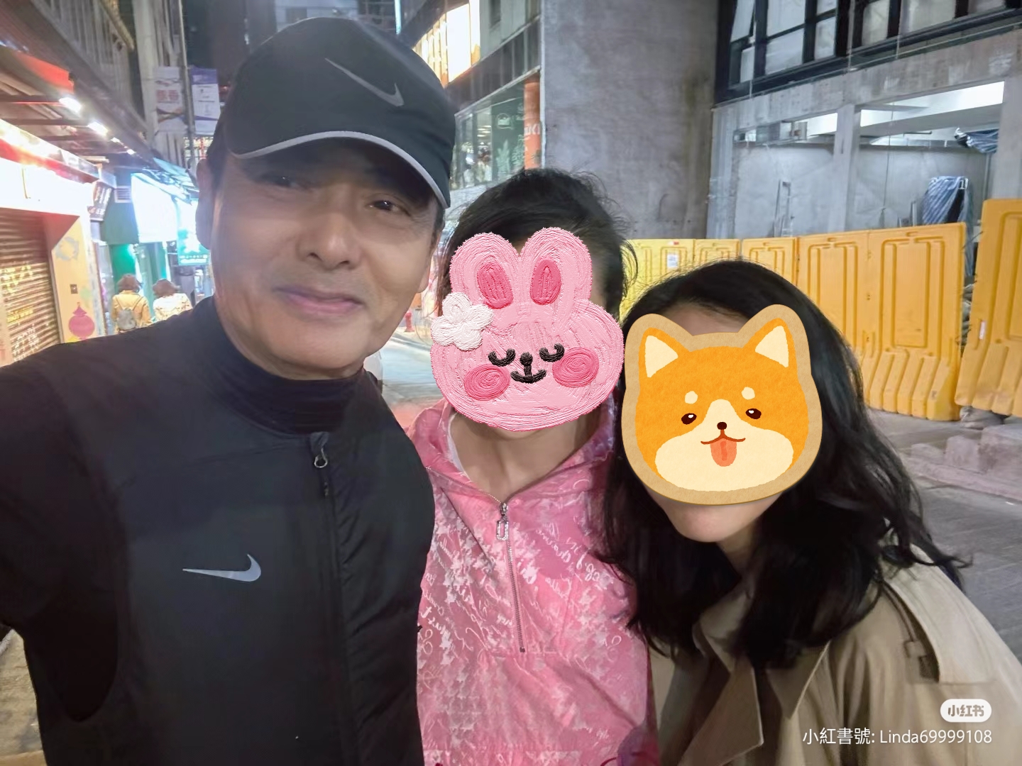 周潤發被女粉野生捕獲,不僅親切與對方合照,甚至因為讓她們久候而先道歉。(翻攝自小紅書)