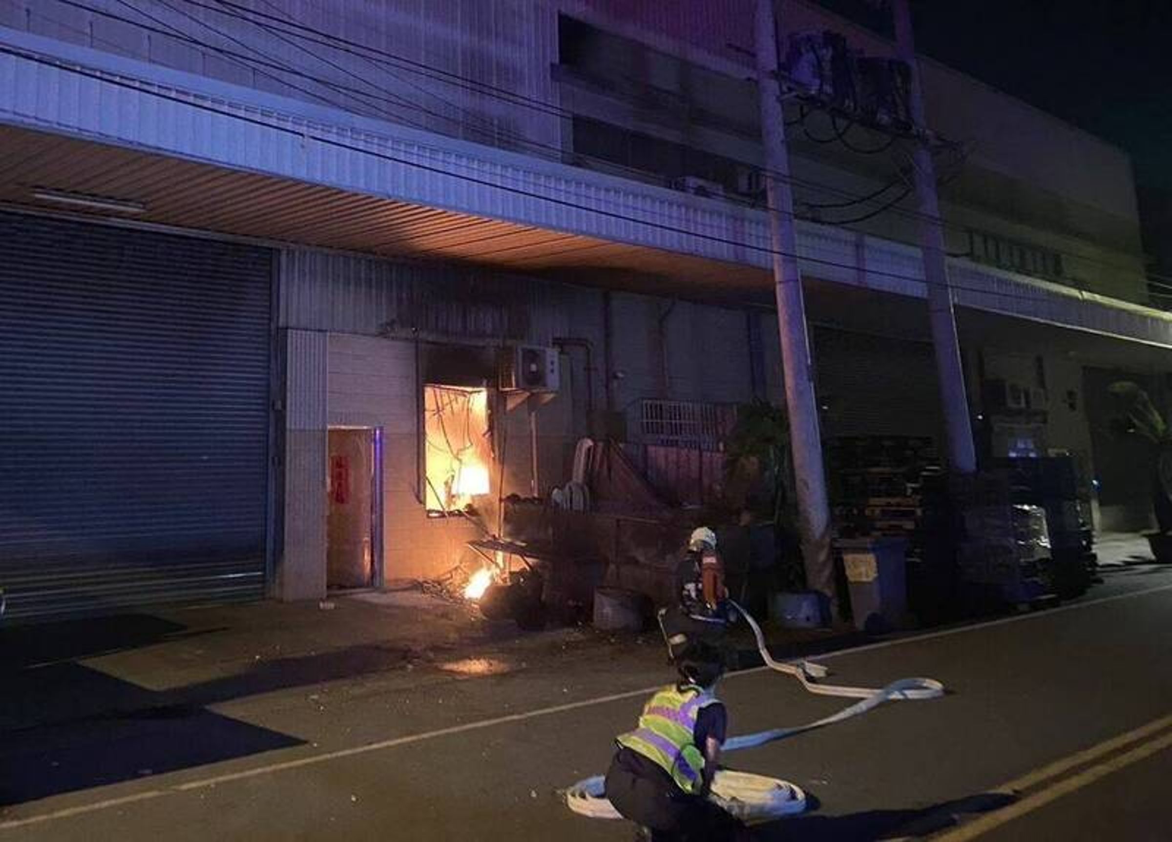 台中大里仁美路一家工廠凌晨發生火警,消防人員強力灌救,半小時控制火勢。(消防局提供)