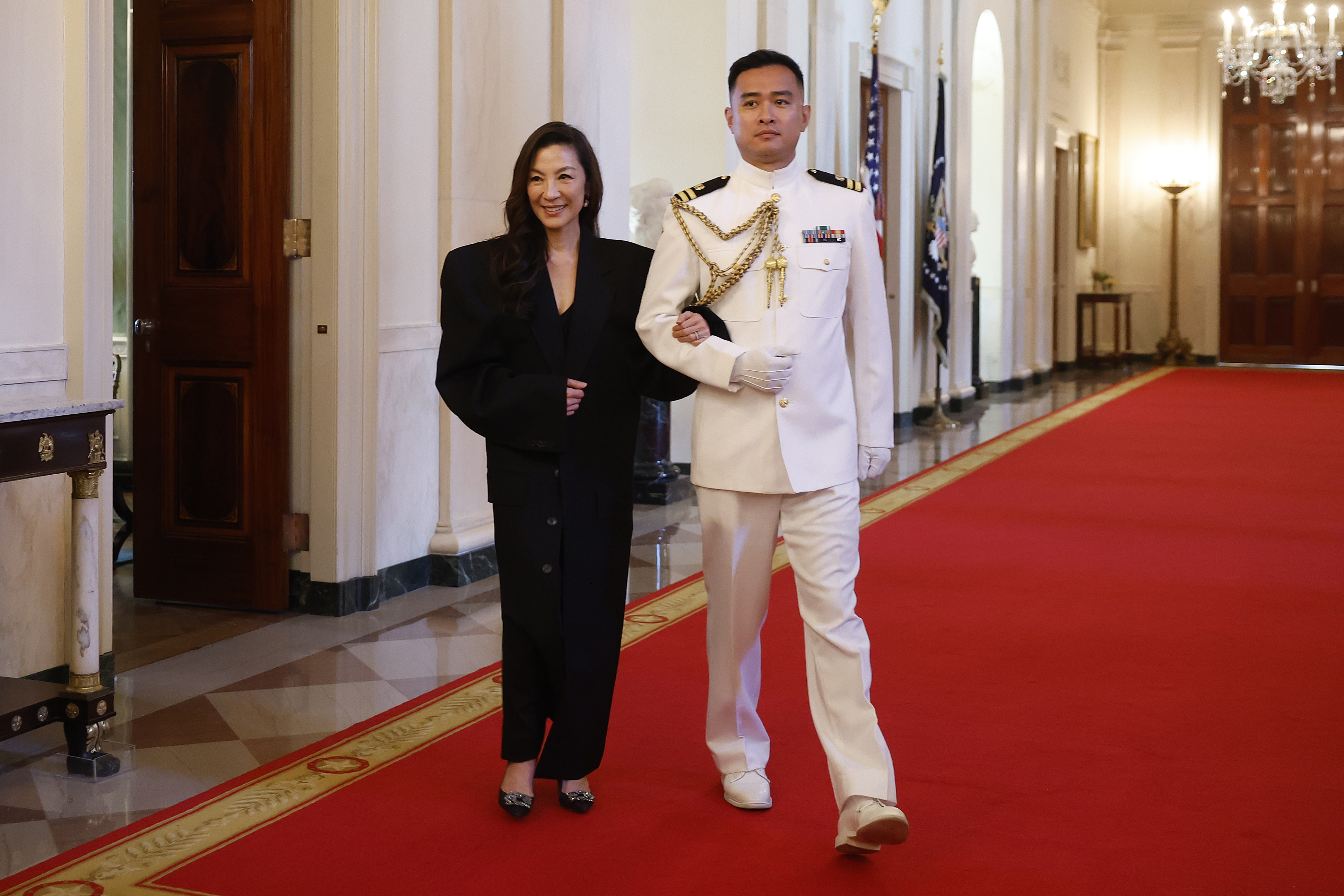 楊紫瓊以Roger Vivier Bouquet Strass Buckle鑽扣高跟鞋妝點自己。(迪生提供)
