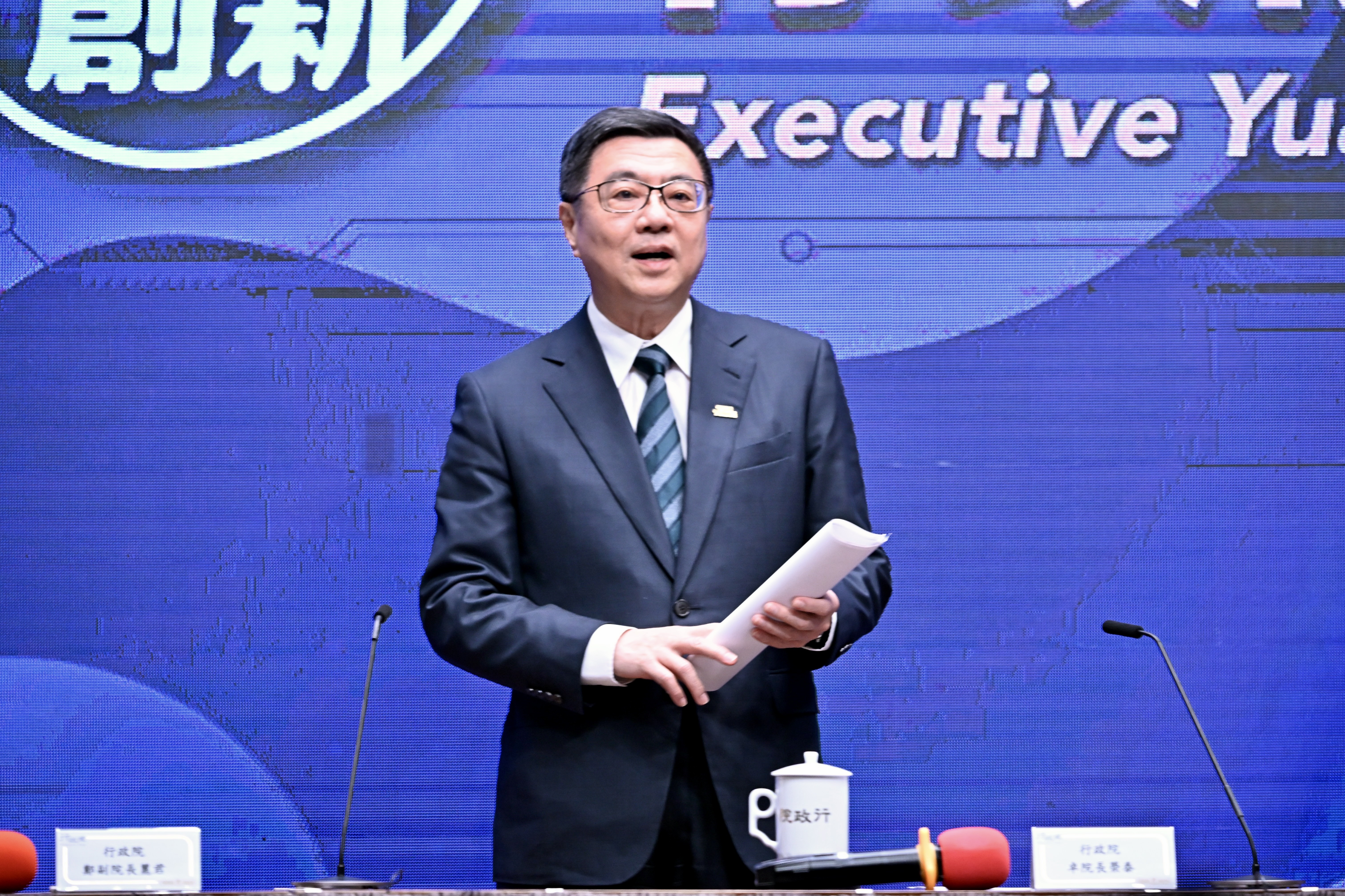 卓榮泰質疑，「立法院以立法權來凌駕司法，去限制、規範憲法法庭開會以及決議的人數，這難道不是擴權違憲、越界管轄嗎？」