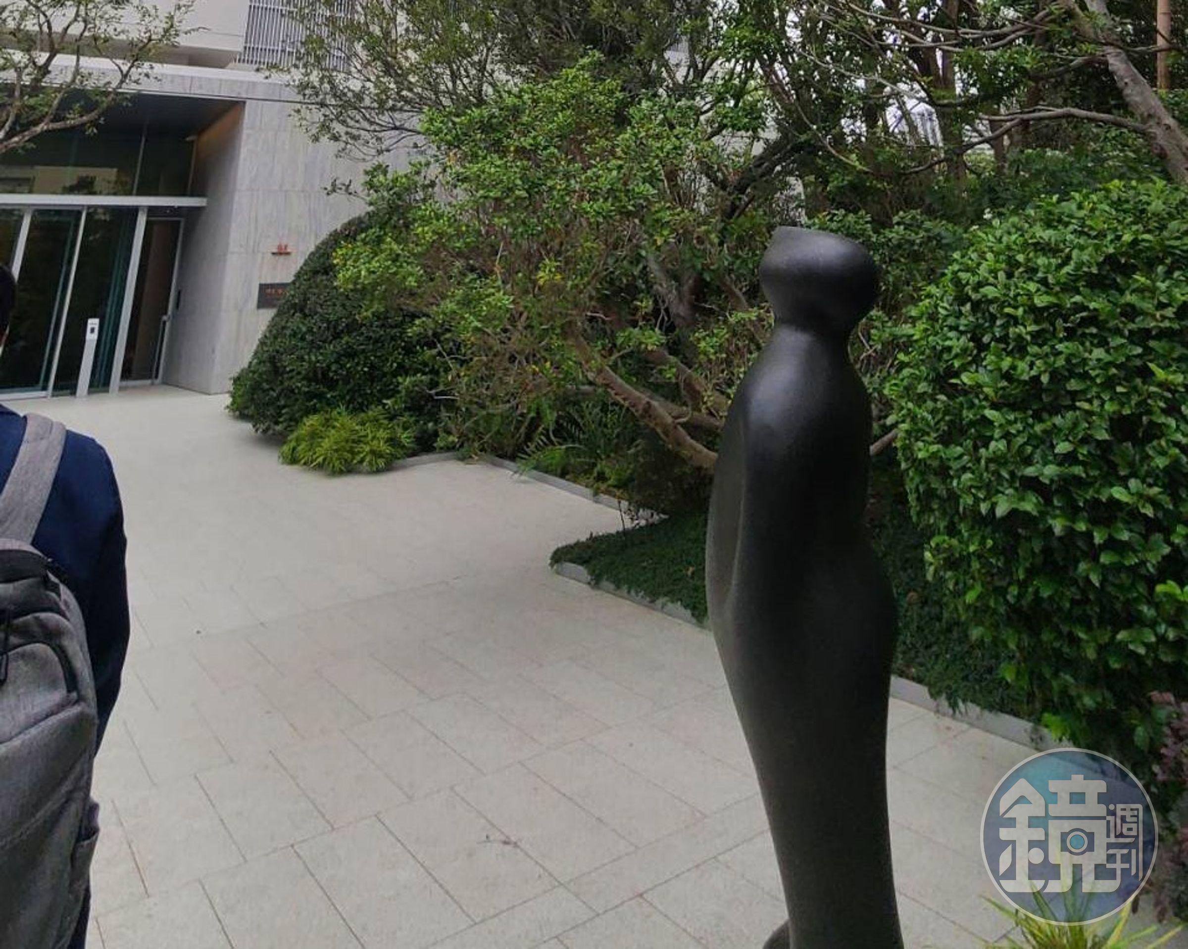 「理仁柏舍」外觀以錯層陽台與垂直綠化構築立面層次，使自然元素融入日常生活。社區入口處擺設一座名為「仰望」的藝術品，注視著新落成的建物。