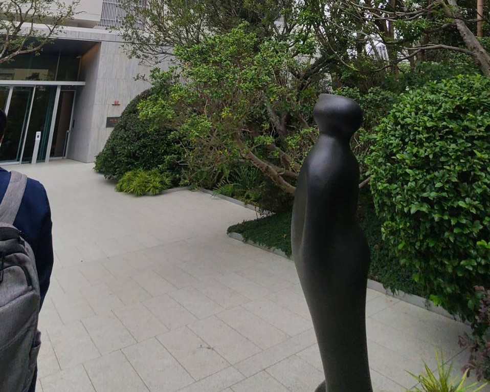 「理仁柏舍」外觀以錯層陽台與垂直綠化構築立面層次，使自然元素融入日常生活。社區入口處擺設一座名為「仰望」的藝術品，注視著新落成的建物。