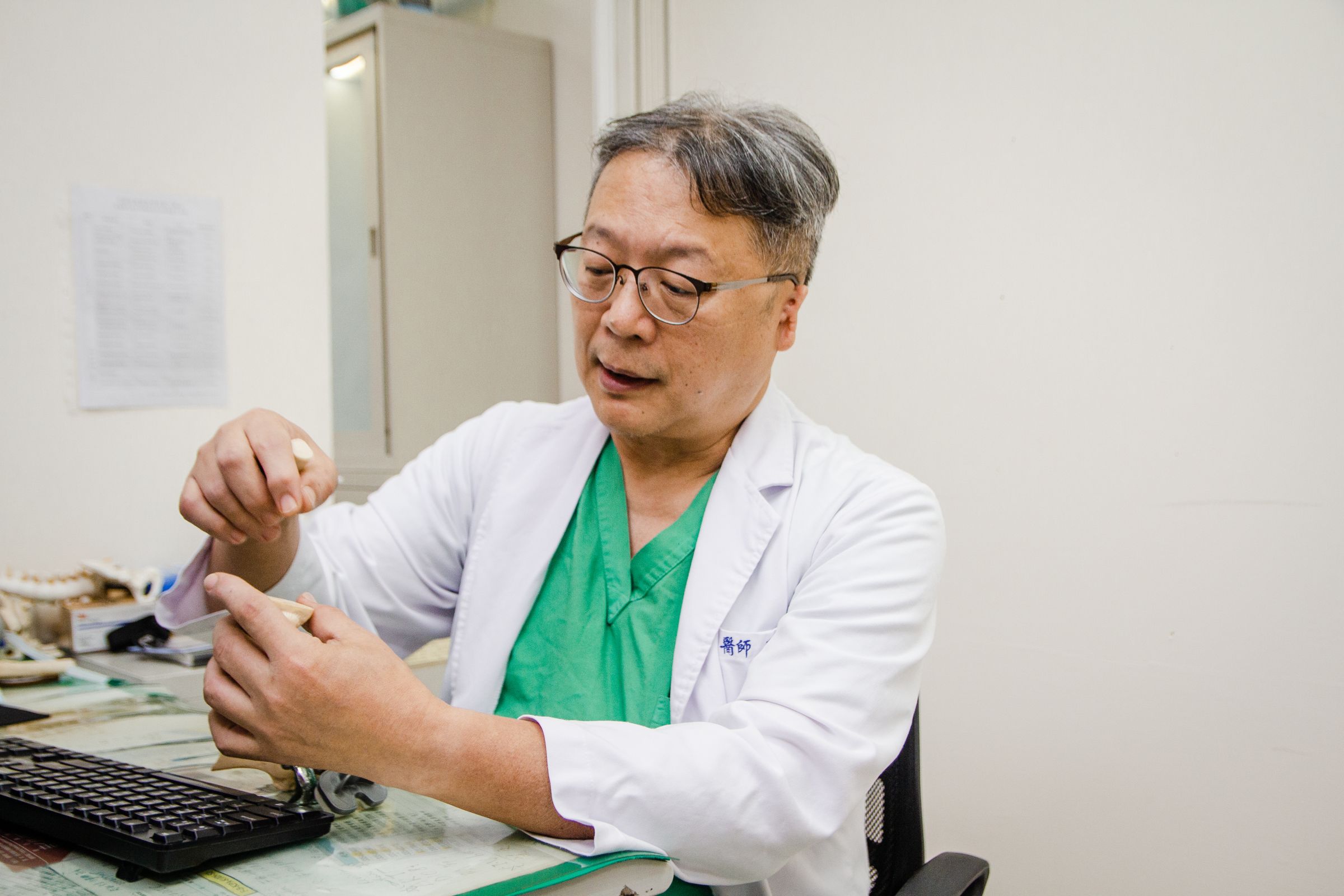 現任彰化醫院骨科主任的王守吉，主張用心診治、不過度醫療。（攝影／傅紹華）