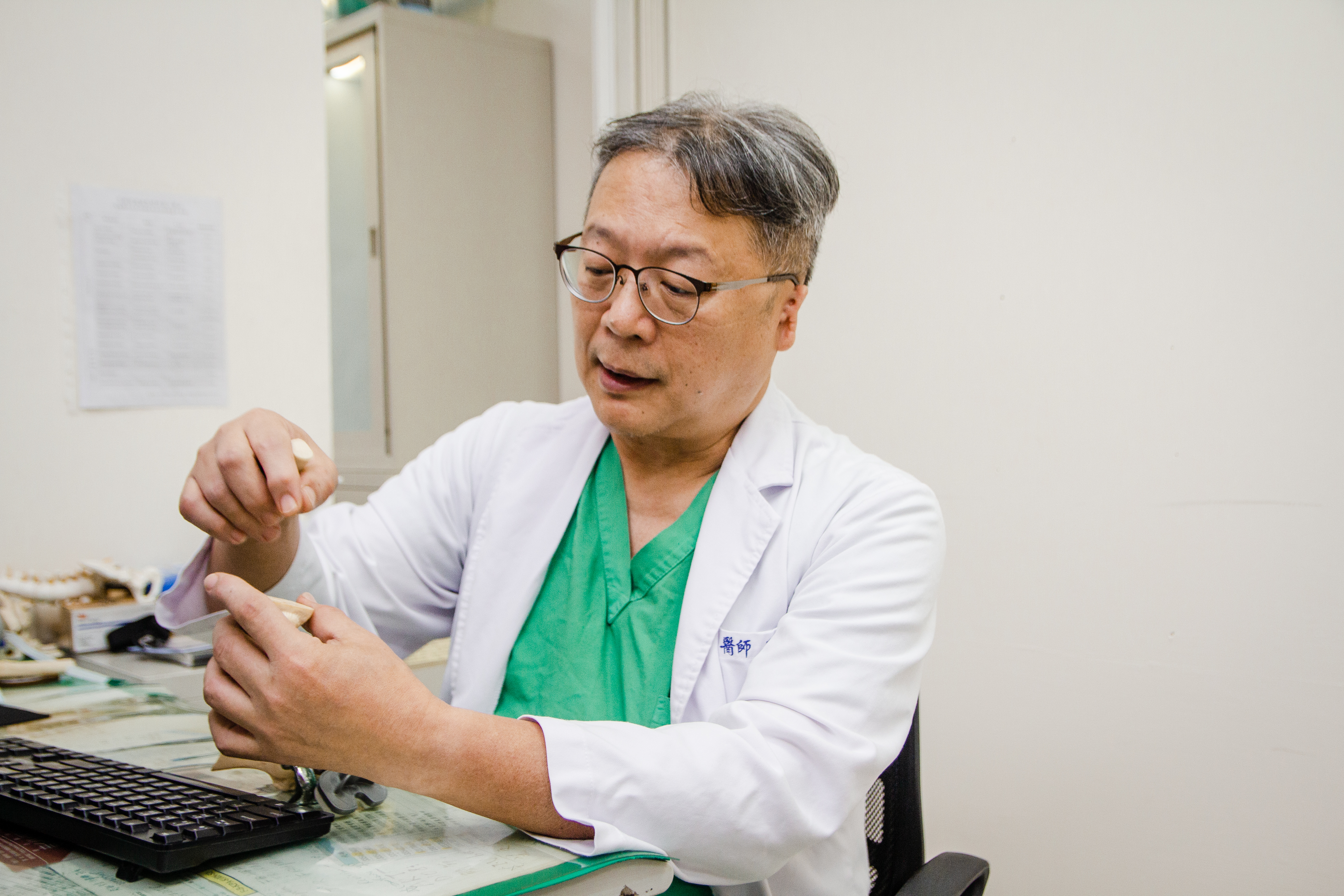 現任彰化醫院骨科主任的王守吉，主張用心診治、不過度醫療。（攝影／傅紹華）
