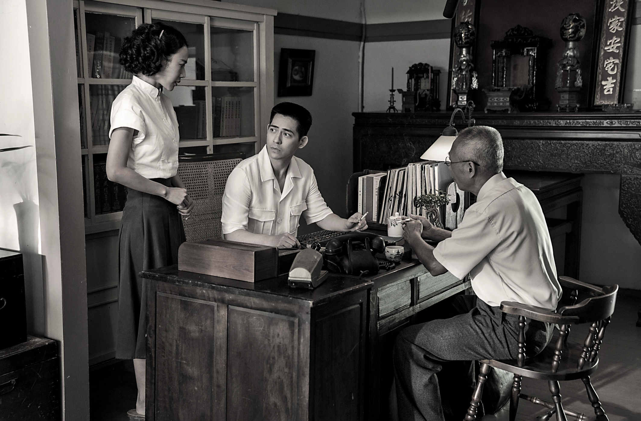 周渝民（中）一人分飾二角，扮演1940年代年輕時經營旅館的阿公。左為演員方宥心。（甲上娛樂提供）