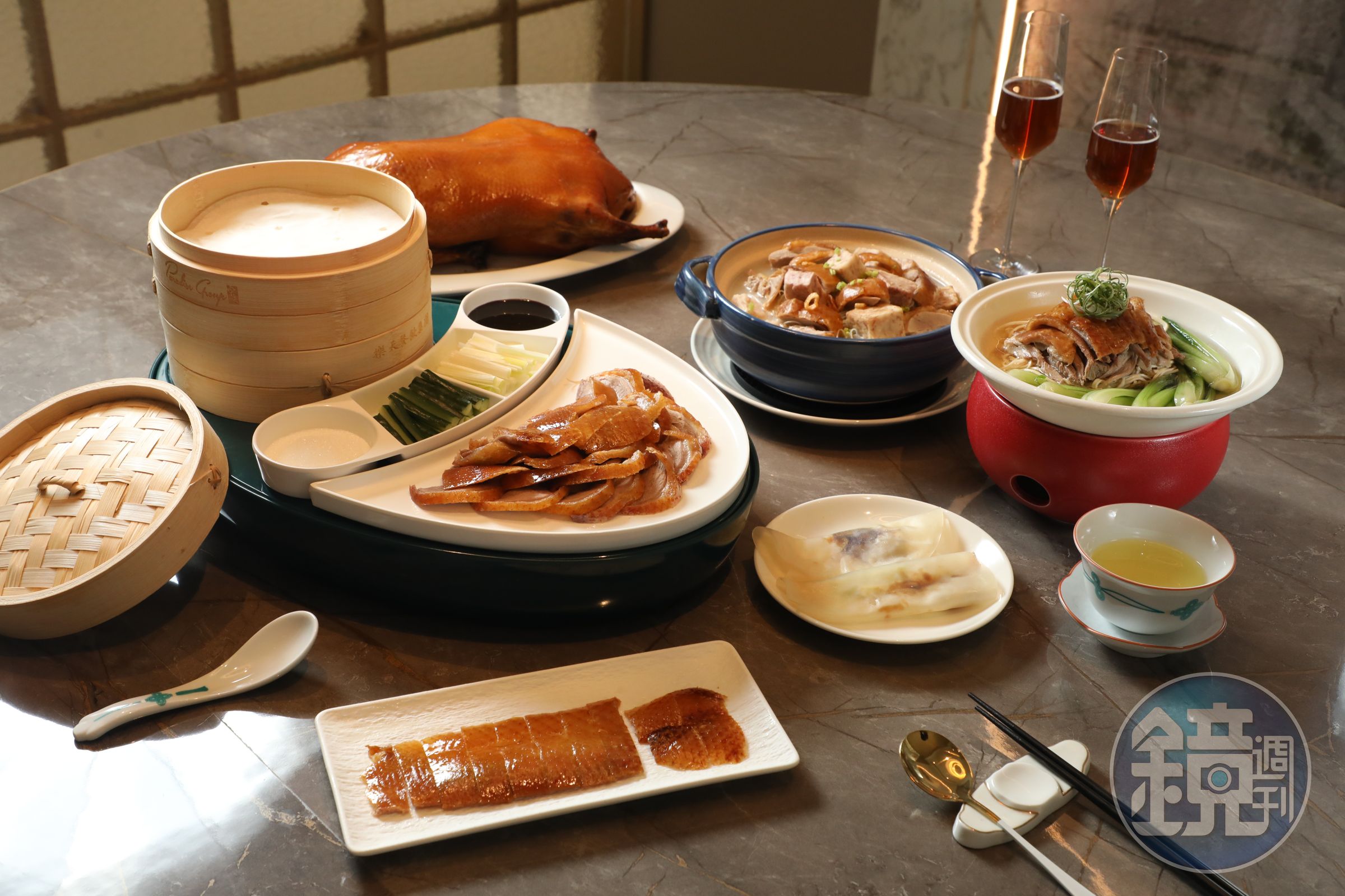 「樂天皇朝Signature旗艦店」進駐GARDEN CITY大巨蛋7樓，新菜單最大亮點是琥珀脆皮烤鴨一鴨三吃。