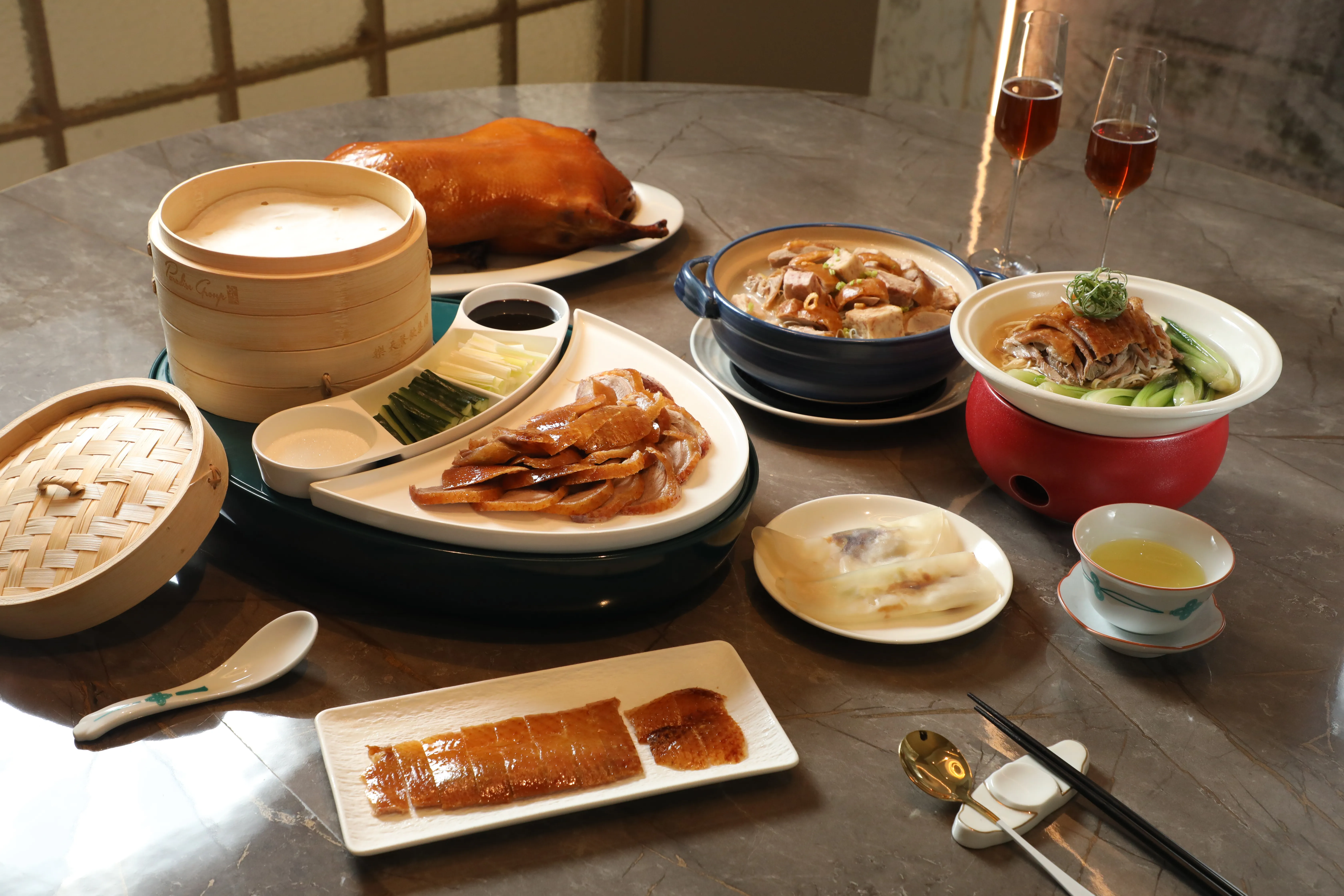 「樂天皇朝Signature旗艦店」進駐GARDEN CITY大巨蛋7樓，新菜單最大亮點是琥珀脆皮烤鴨一鴨三吃。