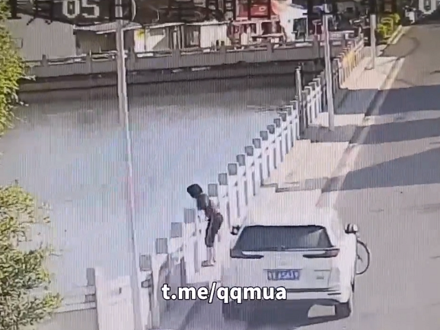 驚悚慎入！狼性媽把3歲女兒當垃圾，摔橋下扔進河裡嚇壞鄉民。（翻自X平台）