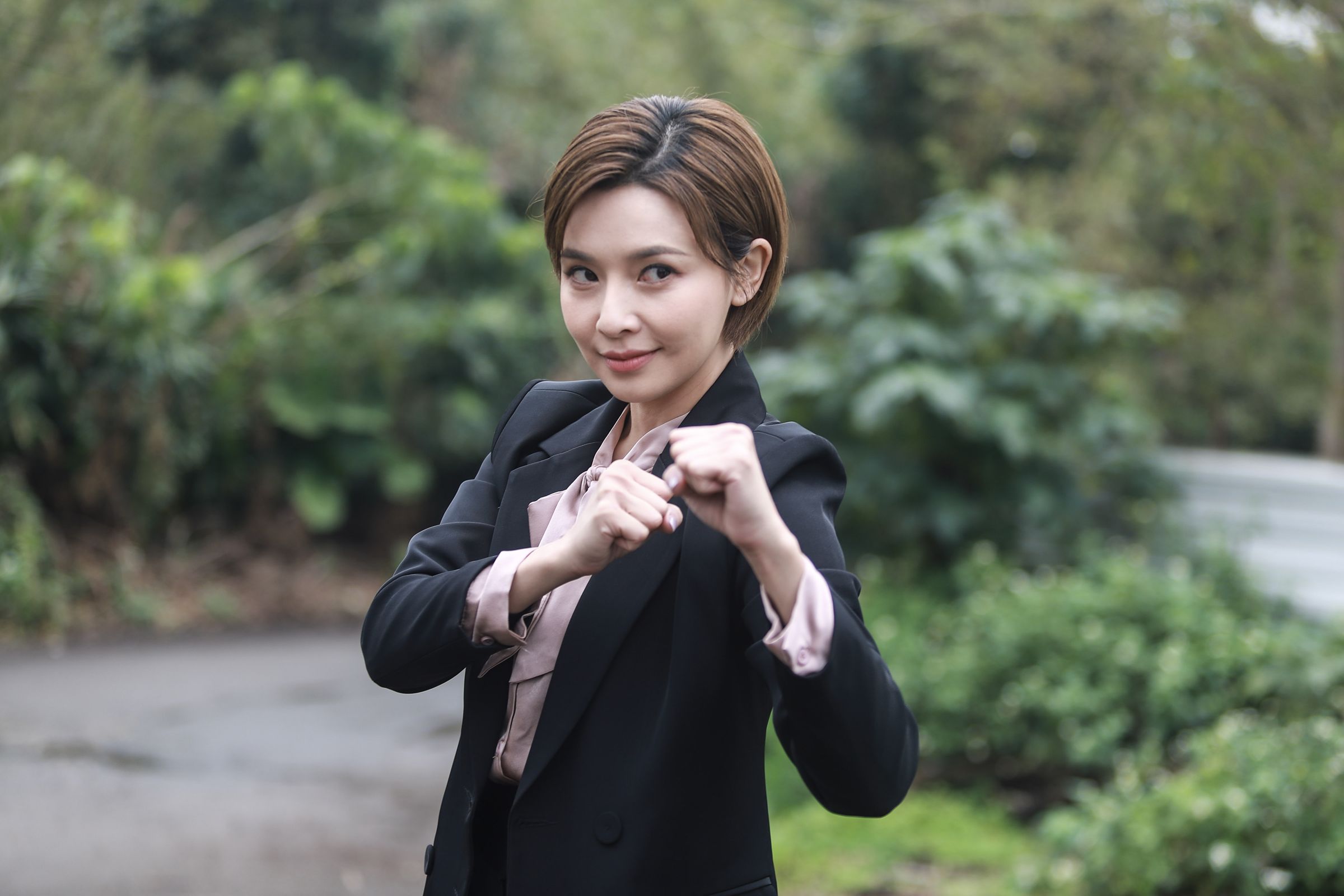 吳婉君《愛的榮耀》變成女打仔,進火場搶救傅子純。(民視提供)