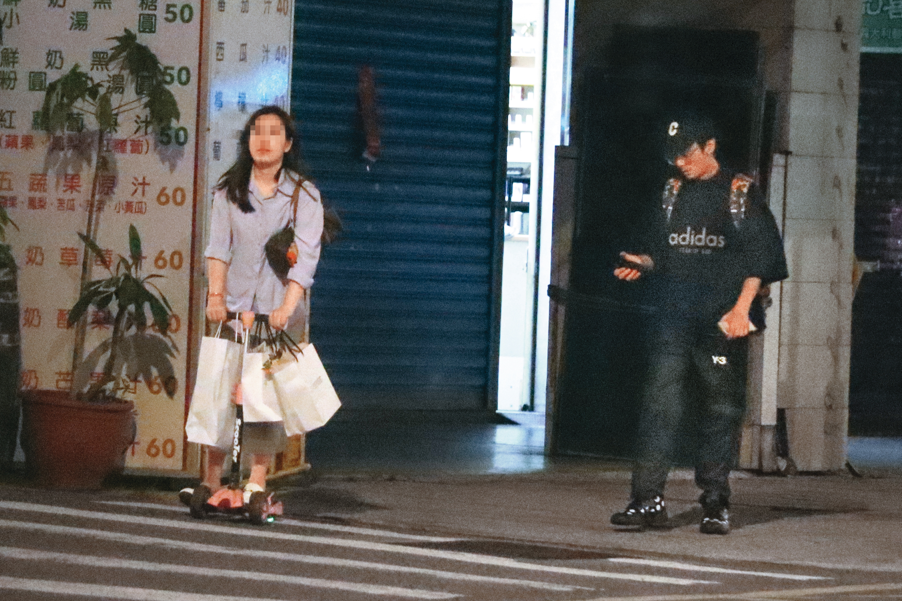 5/11 22：02 女伴滑著滑板車，Toro在後漫步，逛了5個小時幾乎都是這種模式在移動。