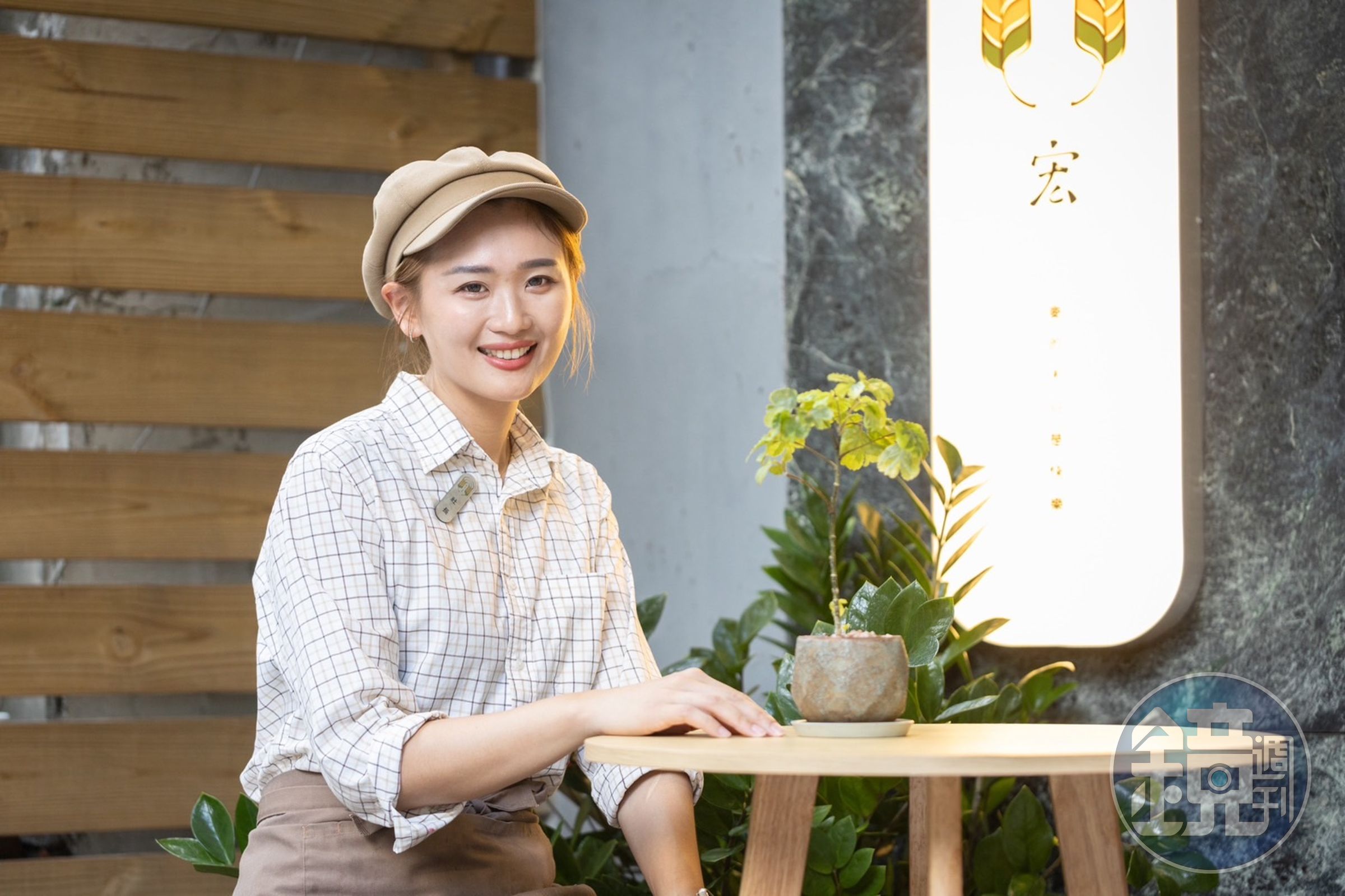 郭佳蓉接手爸爸創立的明宏拔絲地瓜，將親民夜市小吃大轉型，不僅傳承，也延伸出品牌更多的可能性。 