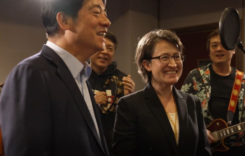 賴清德兌現承諾高歌一曲，並與蕭美琴同框拍攝MV。（翻攝自MV）