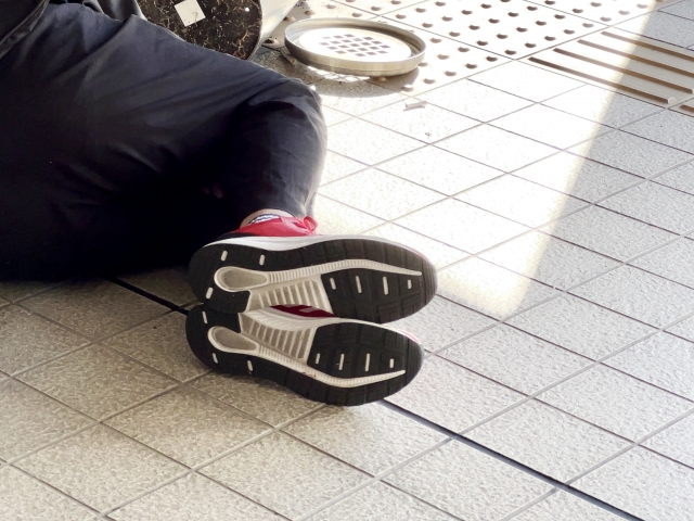 台北火車站驚爆一名通緝犯雙十連假前夕，當眾將女子拉到牆邊性侵。示意圖，非當事者。（翻攝自photoAC）