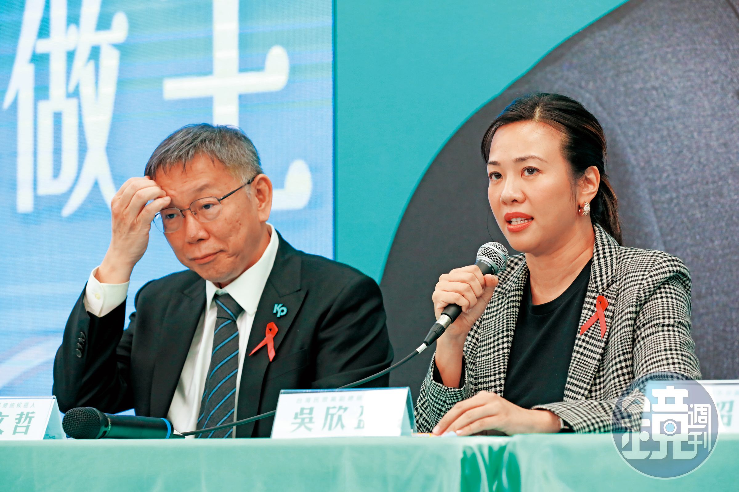 柯文哲(左)延攬「新光公主」吳欣盈(右)當副手,吳先天吃了家世虧,又搞不清楚選舉是笑臉迎人、哄人開心的把戲,接連開嗆招來震天討伐。