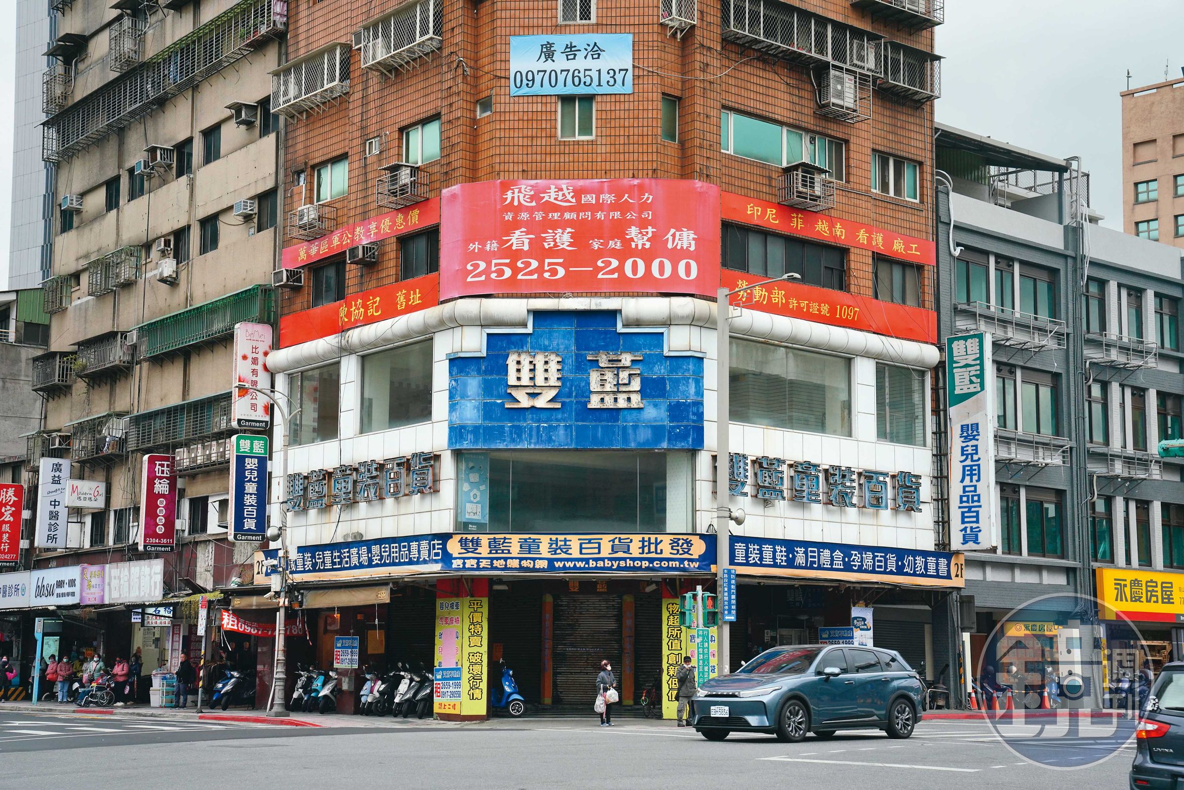 經營逾50年的童裝老店雙藍,原有3層樓上百坪店面,可說是康定路地標。去年4月熄燈,店面、招牌還在,至今還未出租。