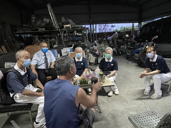 慈濟志工送關懷金至楊家，父母堅持婉拒，想把這份愛留給更需要的人。（慈濟基金會彰化分會提供）