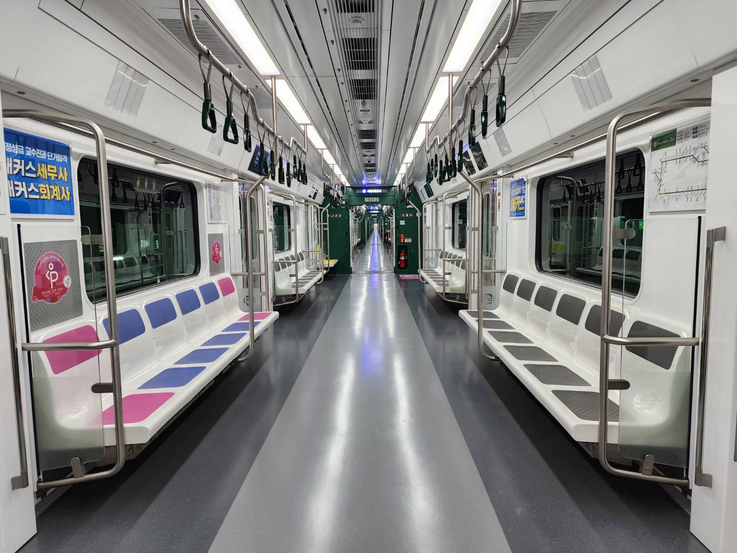 北捷運參考韓國、新加坡、日本等國外地鐵作法，去年8月試辦改裝中和新蘆線2部列車。圖為韓國地鐵。（北捷提供）